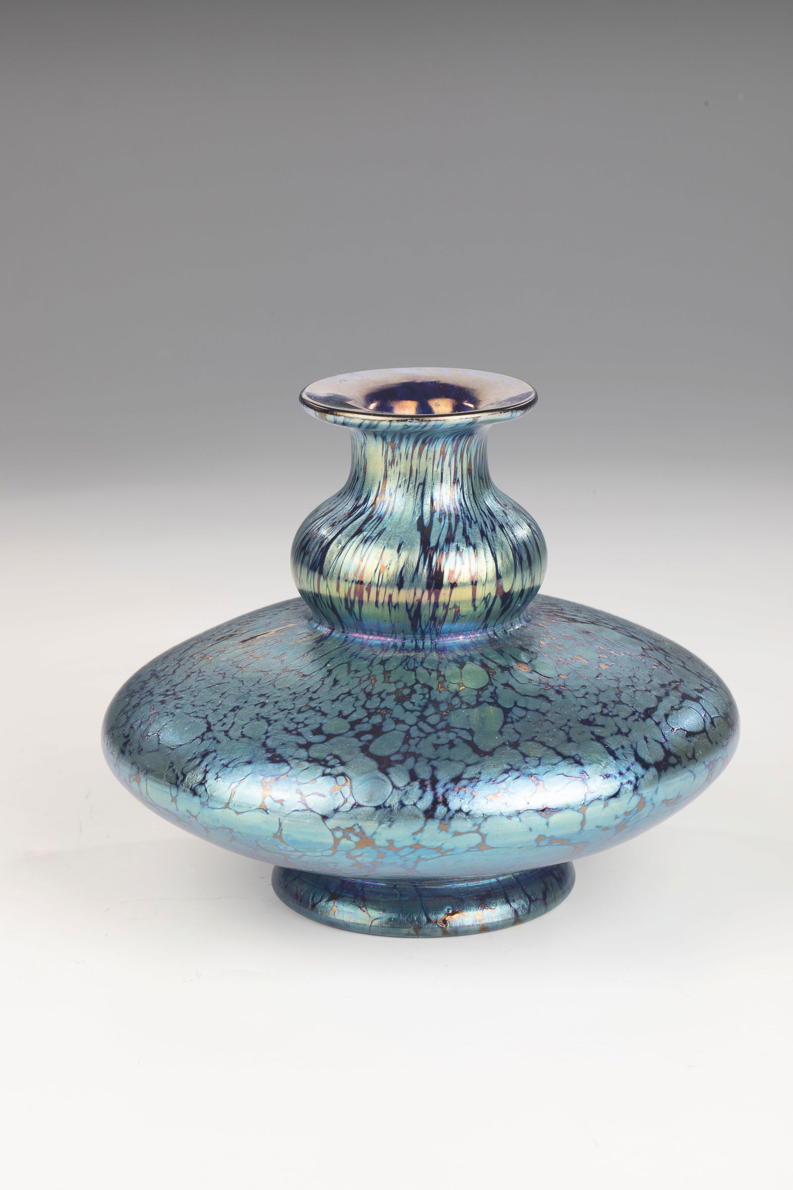 Vase ''cobalt Papillon'': Vase ''cobalt Papillon'' Loetz Wwe., Klostermühle, 1914 Cobalt blue glass with melted silver-yellow crumbs. wall pressed and pulled in. Reduced and matt iridescent. H. 12 cm.