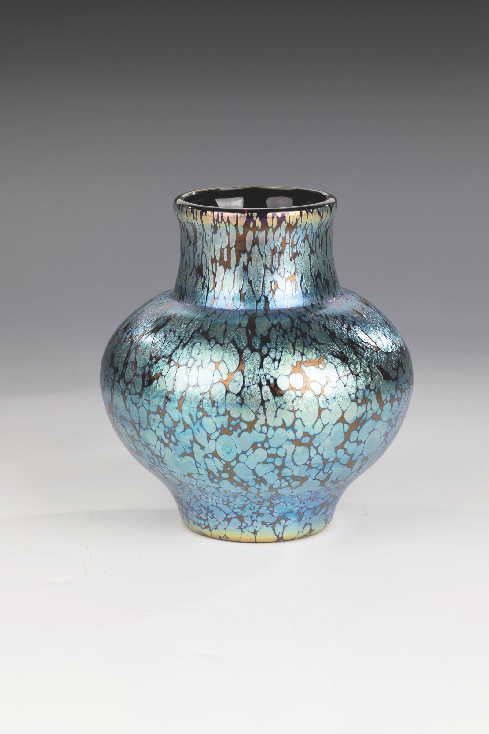 Small vase ''cobalt Papillon'': Small vase ''cobalt Papillon'' Loetz Wwe., Klostermühle, 1914 Cobalt blue glass with melted silver-yellow crumbs. Reduced and matt iridescent. H. 13.5 cm.