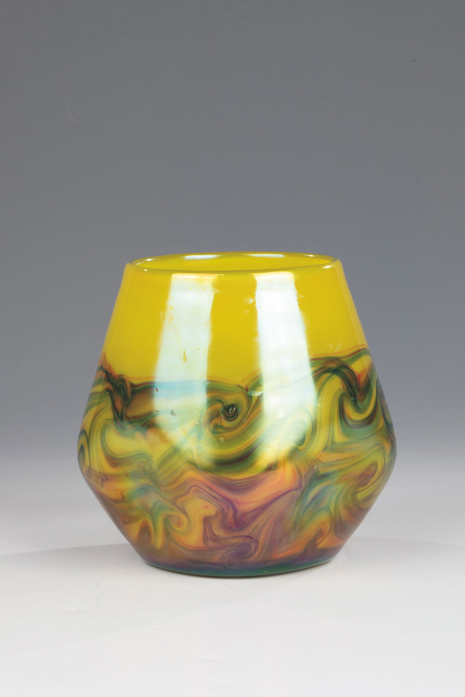 Vase: Vase Glasfabrik Schliersee around 1925 Colourless glass underpinned with yellow opal and irregularly warped melting between the layers. Iridescent. H. 14 cm.