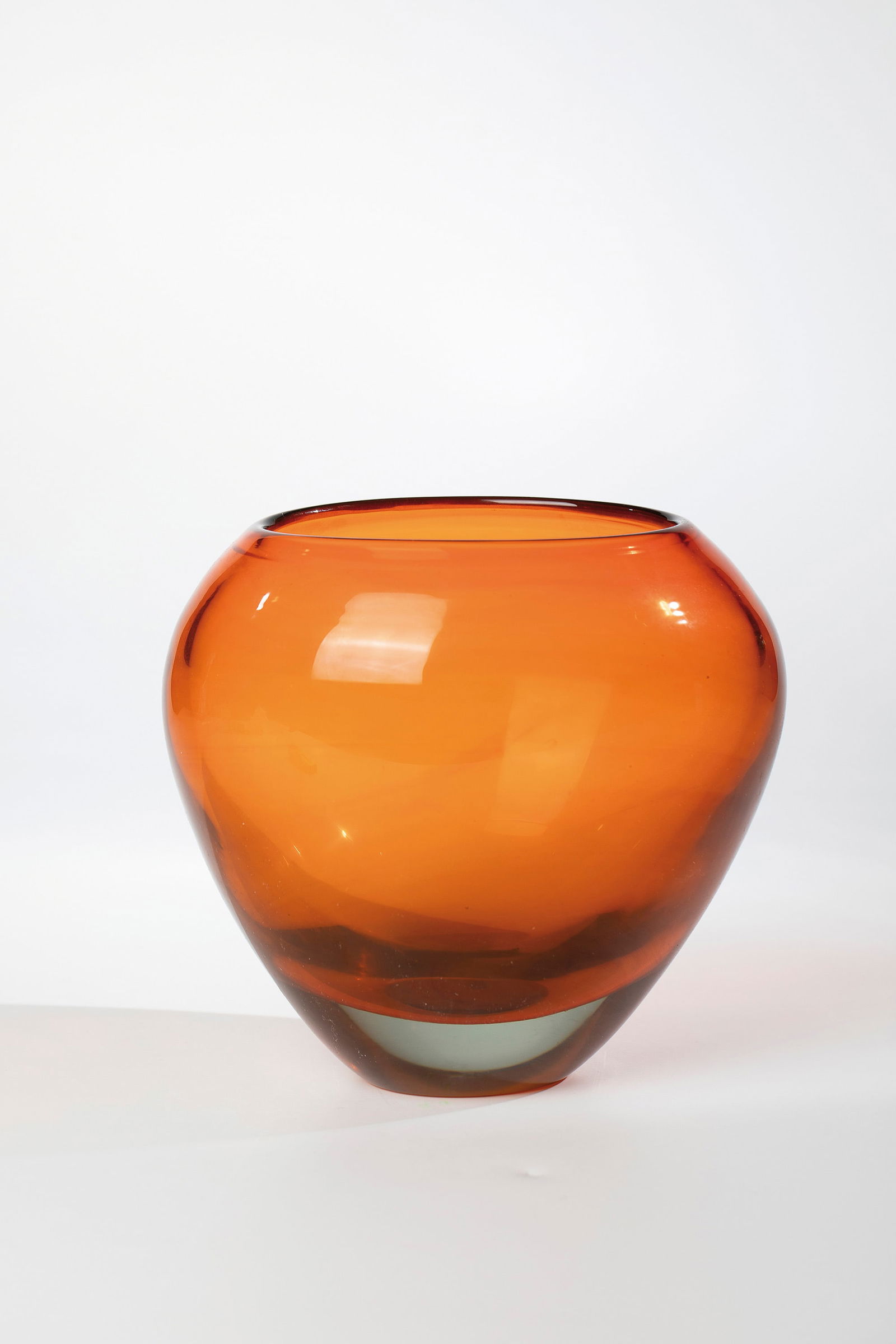 Vase ''Sommerso'': Vase ''Sommerso'' Antonio Da Ros (design), Vetreria Gino Cenedese, Murano, 1960-65 Colourless glass with orange-red underlay. H. 17.5 cm. Please note that this object is subject to standard taxation.