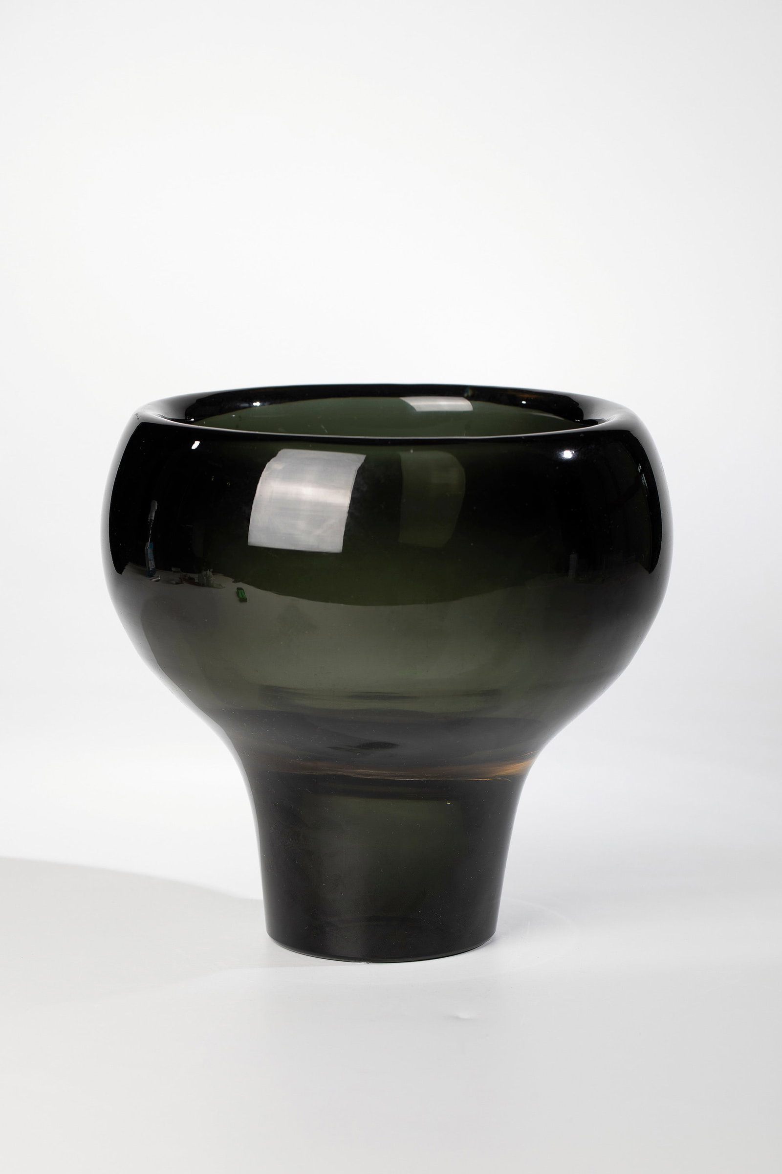 Large bowl ''Sommerso'': Large bowl ''Sommerso'' Antonio Da Ros (design), Vetreria Gino Cenedese, Murano, 1960s Thick-walled, colourless glass with underlays in dark green. H. 20.5 cm.Please note that this object is subject t