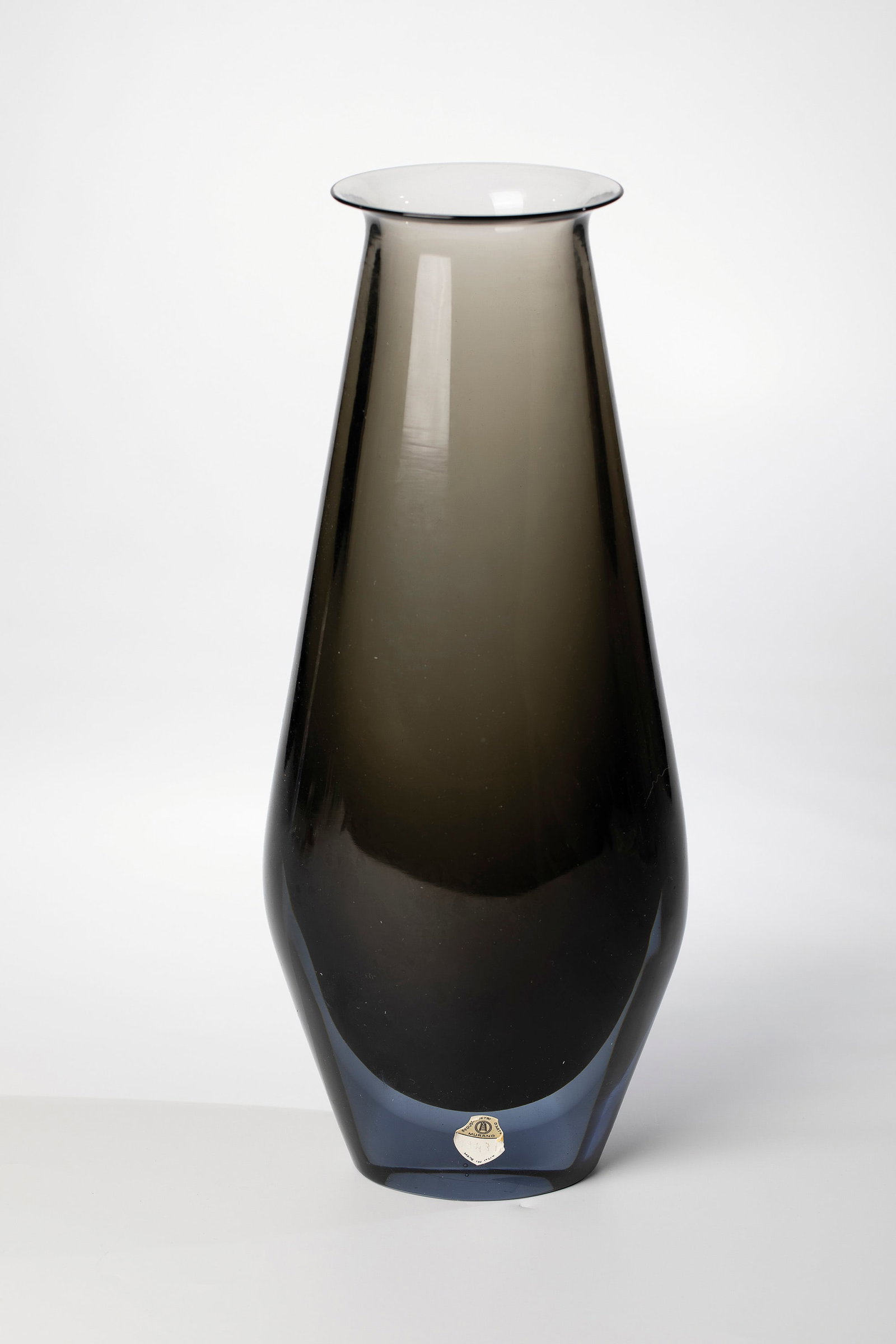 Vase ''Sommerso'': Vase ''Sommerso'' Mario Pinzoni (design), Seguso Vetri d'Arte, Murano, c. 1962 Grey-tinted glass with light blue overlay ('grigio-zaffiro'). Original manufacturer's label from the manufactory. H. 36 c