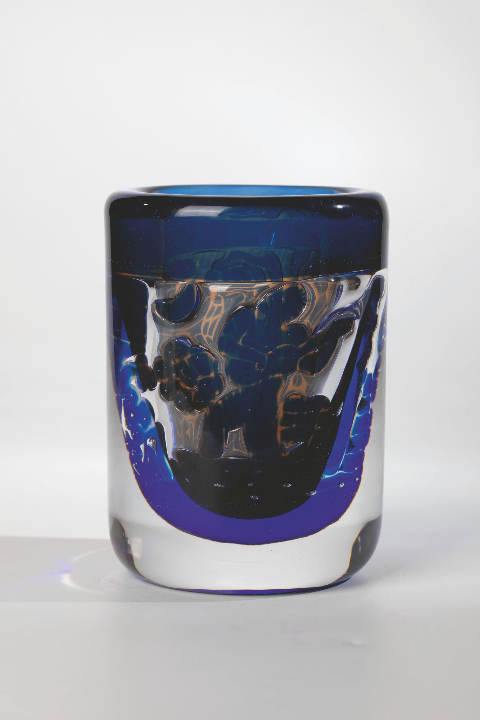 ''Ariel'' - Vase ''Gondolier'': ''Ariel'' - Vase ''Gondoliere'' Edvin Öhrström (design), Orrefors, 1987 Colourless glass with blue overlay. Decor: gondoliers and girls in half-figure, carved out in cold technique after intermediat