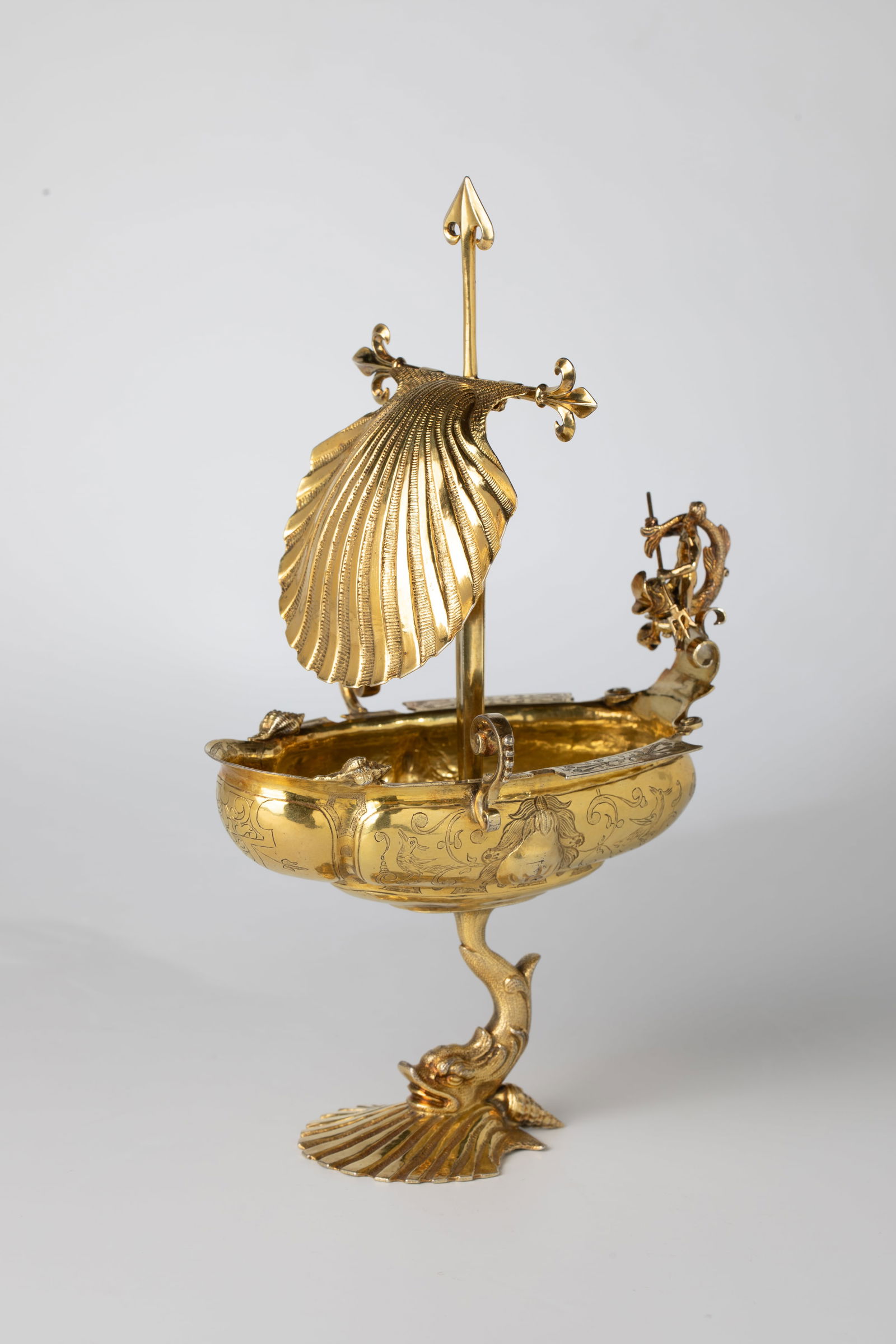 Unique Cup of the Order of Santiago: Unique goblet of the Order of Santiago Flemish, around 1600 silver, gilded, embossed, ciserlated, engraved. The foot in the shape of a scallop shell with the shell of a tower snail, on it a baroque do