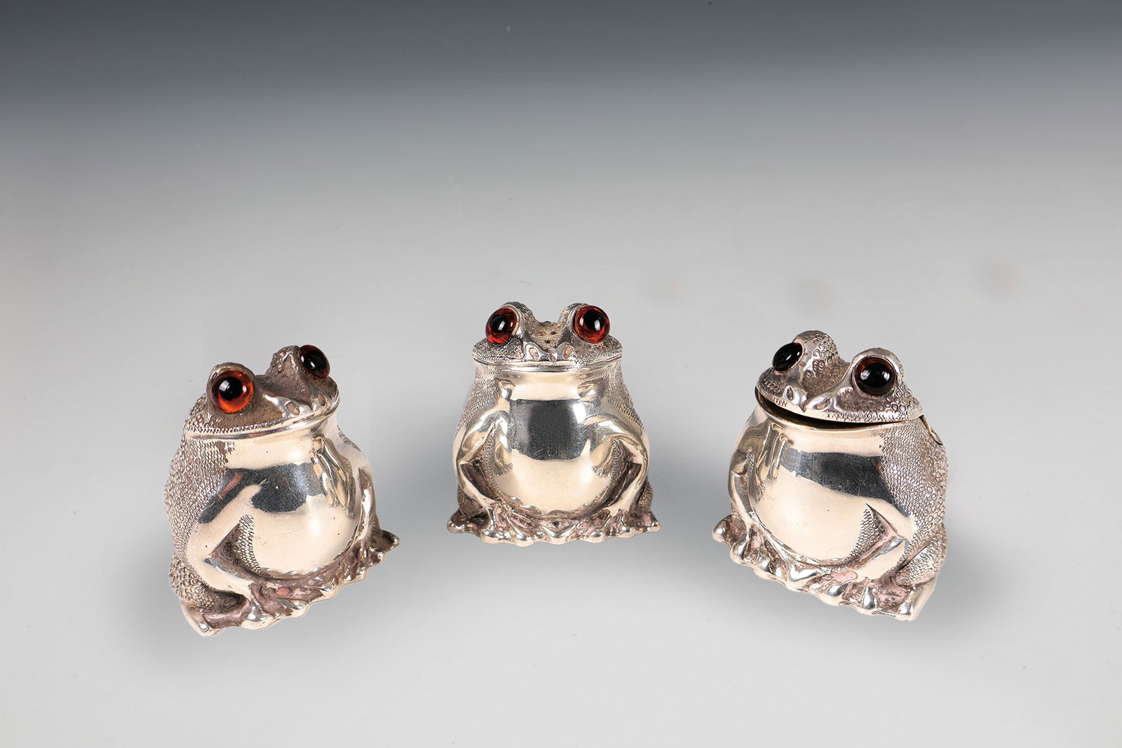 Spice Set: Richard Comyn's spice set (design), Garrard & Co Ltd, London, 1967 Consisting of: salt and pepper shakers and mustard jars. Silver, partly gilded on the inside. The set in the shape of three sitting f