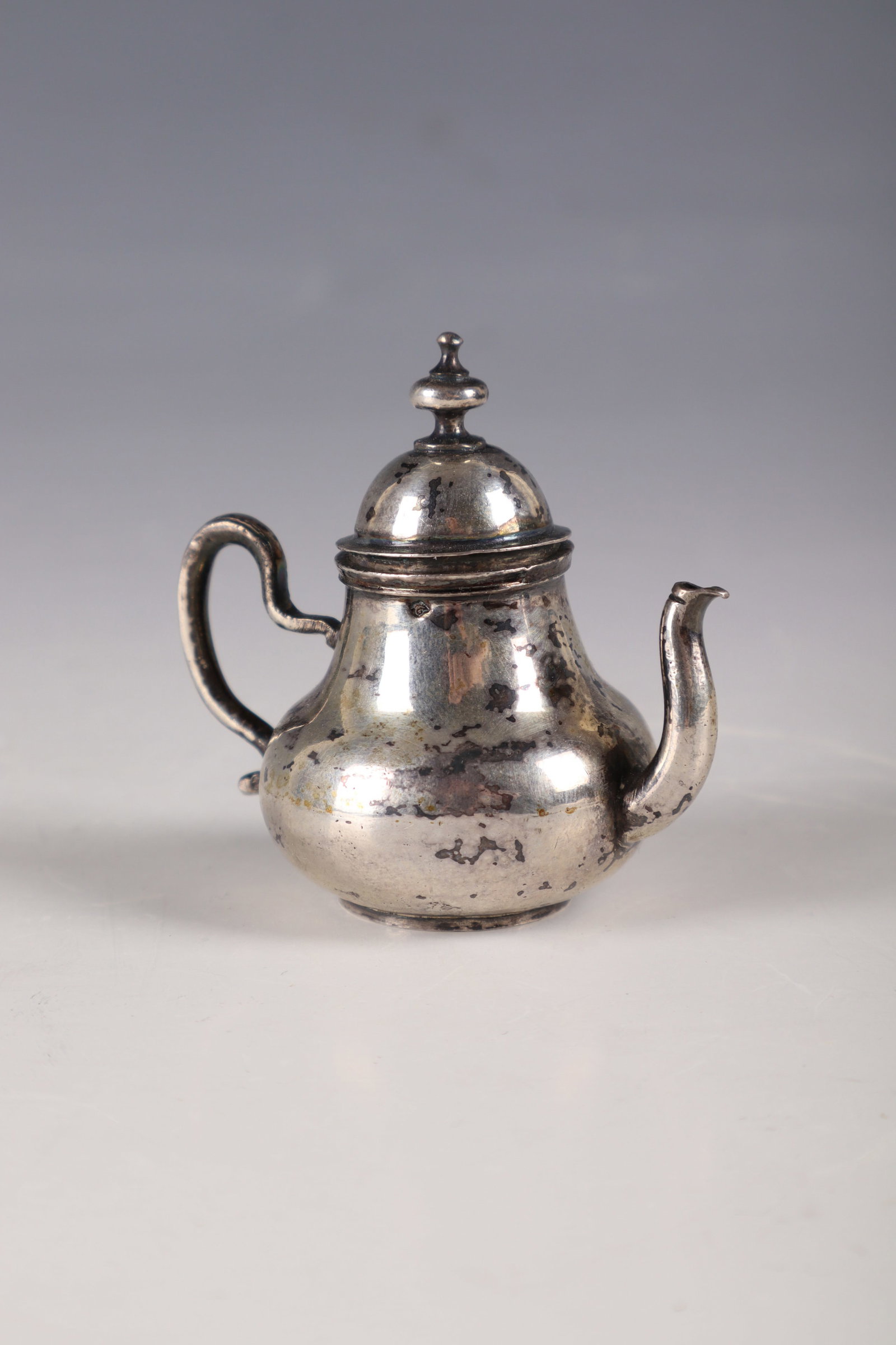 Miniature teapot: Miniature Teapot 20th Century Silver. Spout and side handle. Plug-in cover. Stamped on the underside with devious stamps. H. 5 cm. 31.5 g.