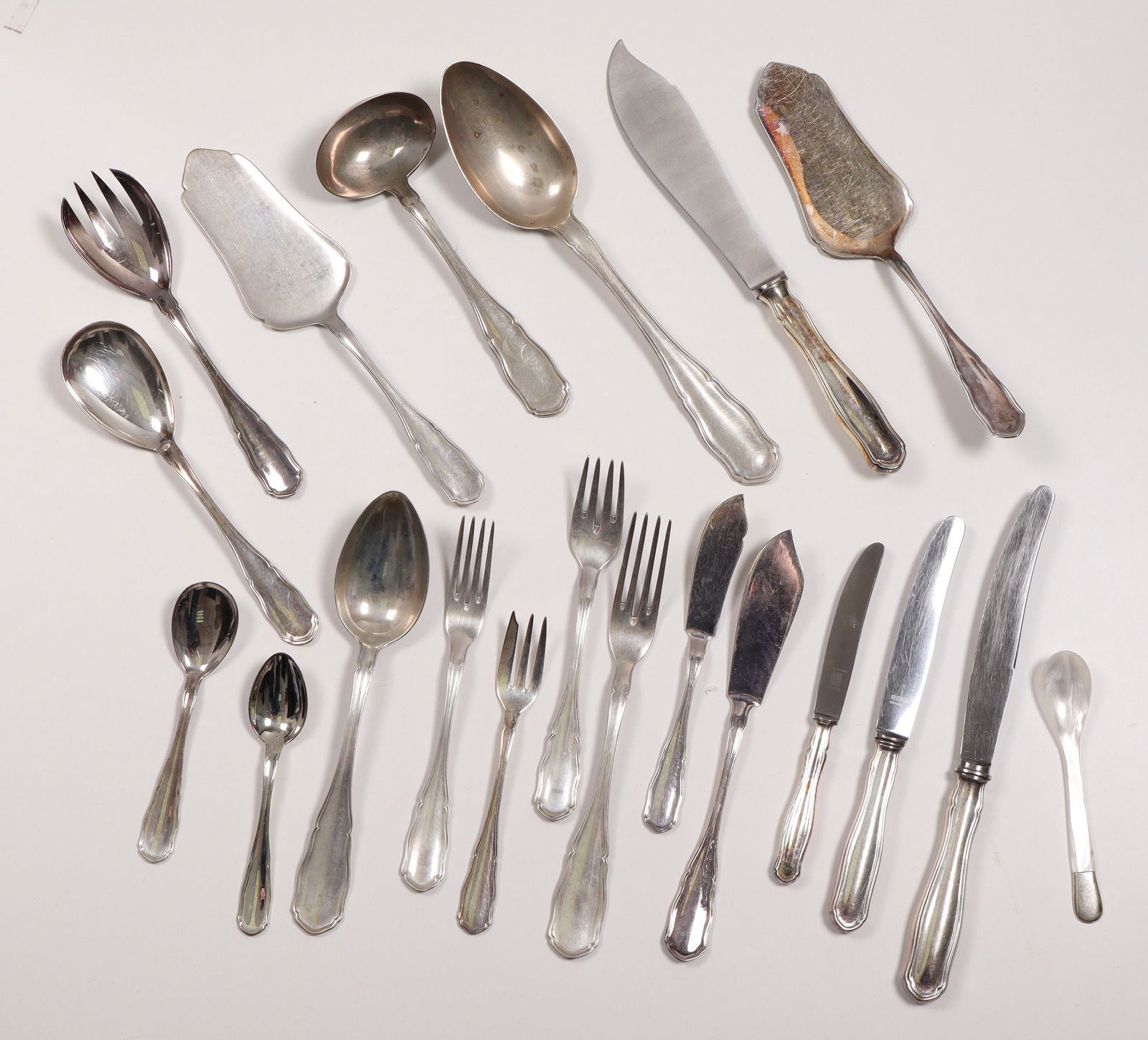Cutlery collection: Cutlery lot Heilbronn, Bruckmann & Söhne, 20th century silver. Consisting of: different sized spoons, forks and knives as well as individual serving cutlery pieces. All parts hallmarked with crescent