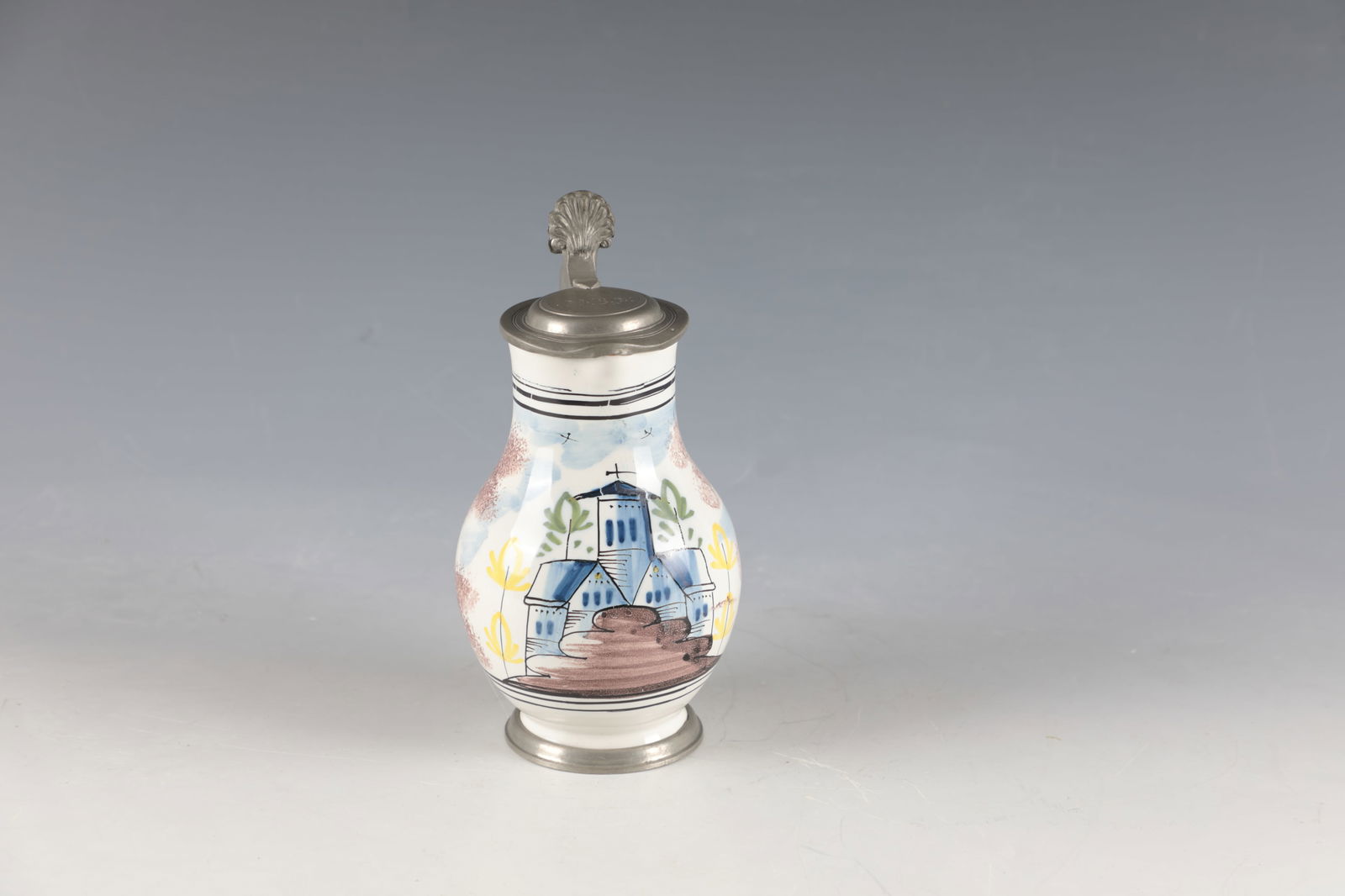 Small pear jug with tin lid: Small pear jug with tin lid Ansbach, 2nd half of the 18th century On a light background, church and stylized trees in blue, yellow, green and manganese colors. On lid with shell as thumb rest, initial