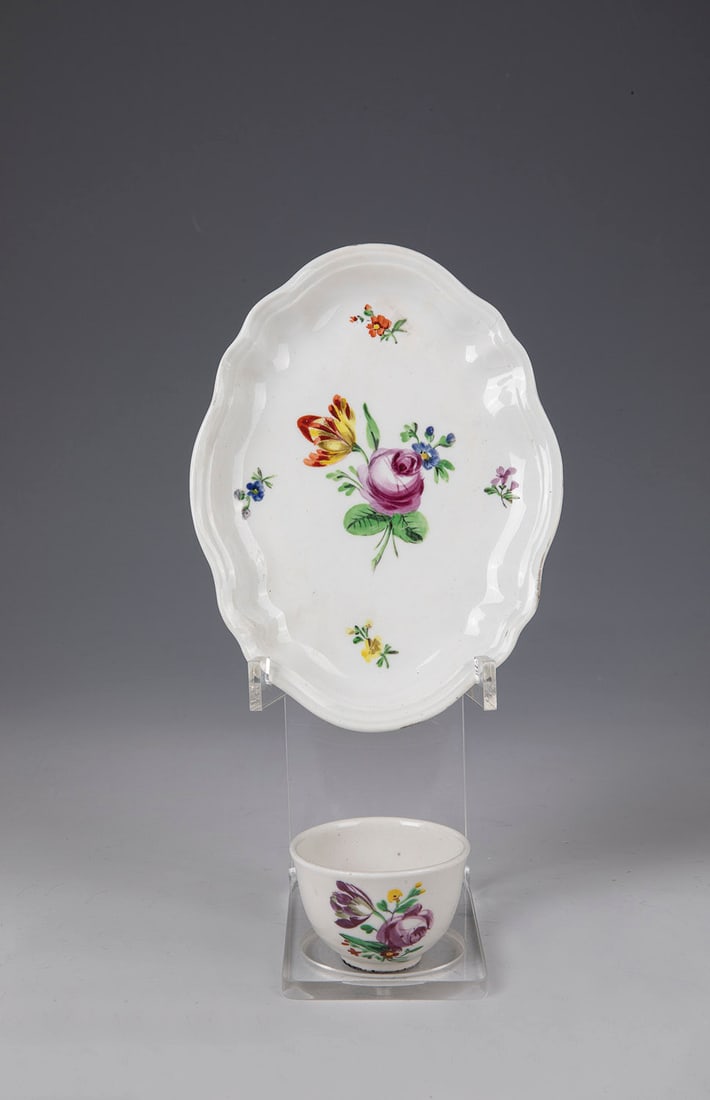 Bowl with coaster: Bowl with coaster Vienna, 19th century Hemispherical body with slightly swinging lip on stand ring. Deeply hollowed lower shell. On the cup as well as coasters painted polychrome bound garden flowers