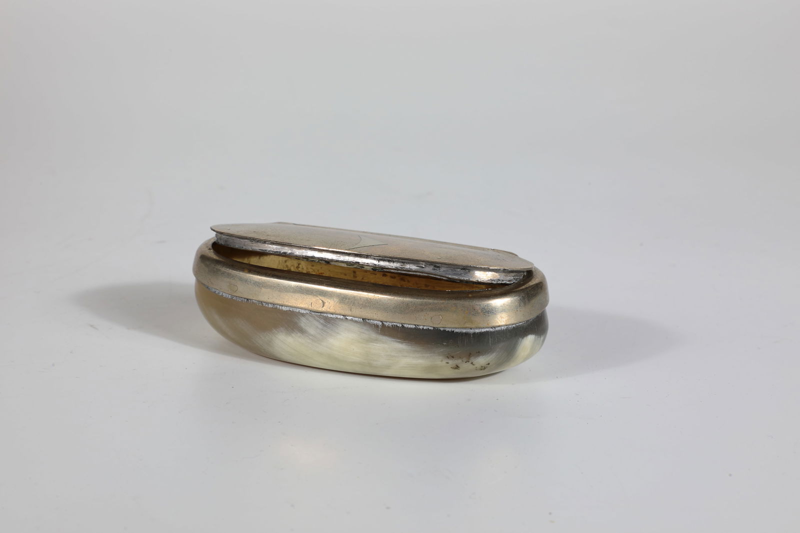 Lidded jar: Lidded box E. 19th century Oval box with metal mount. L. 9 cm