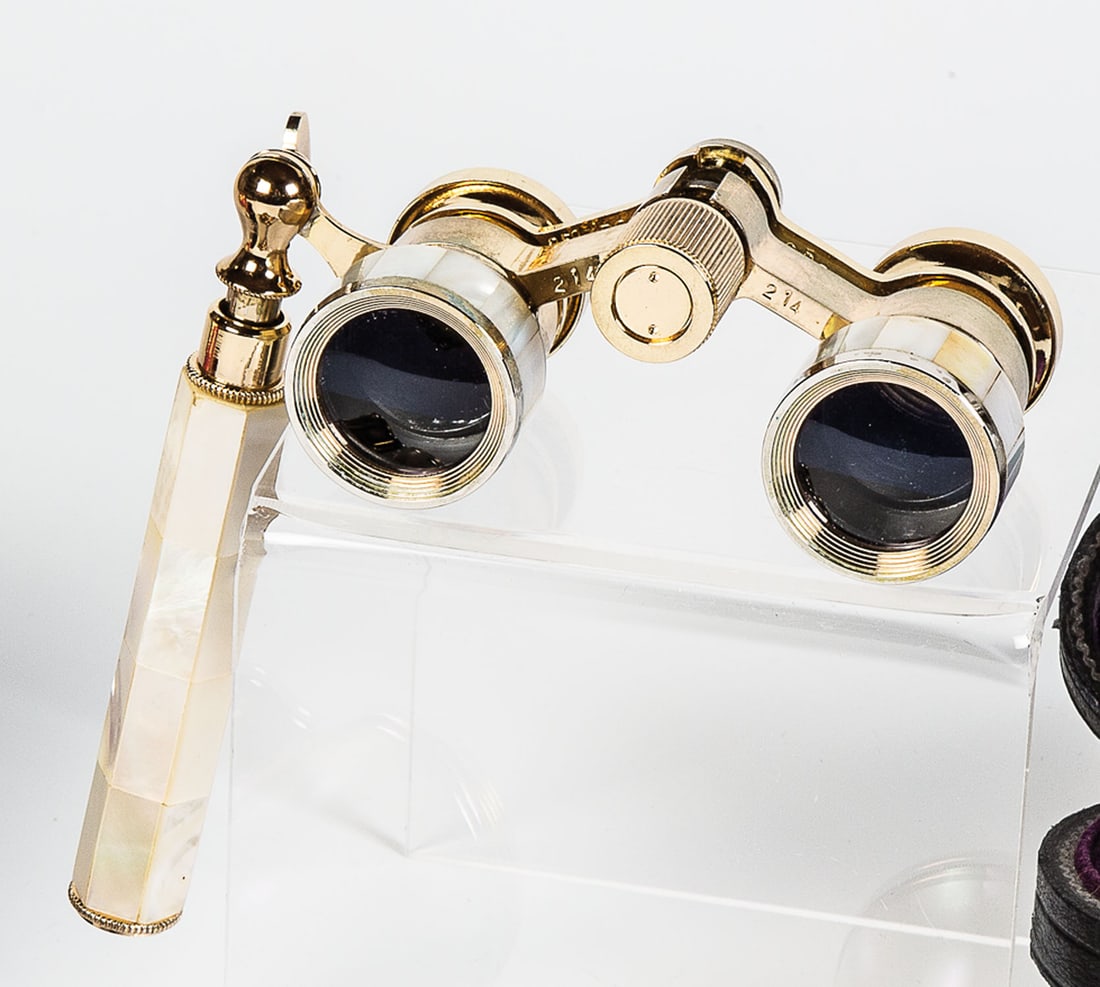 Opera glasses: Opera glass German, ESDE Optik Stuttgart, 20th century Brass, tubes and telescopic handle set with mother-of-pearl. 4.5 x 8.9 cm, handle length 11.5 cm