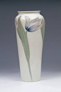 Große Balustervase mit Tulpen: Große Balustervase mit Tulpen Porzellanfabrik Rörstrand, Stockholm, um 1900 - Bemalung: Algot Eriksson Schlanker Balusterkorpus mit umlaufendem Reliefdekor: drei große Tulpenblüten mit Blätter. S