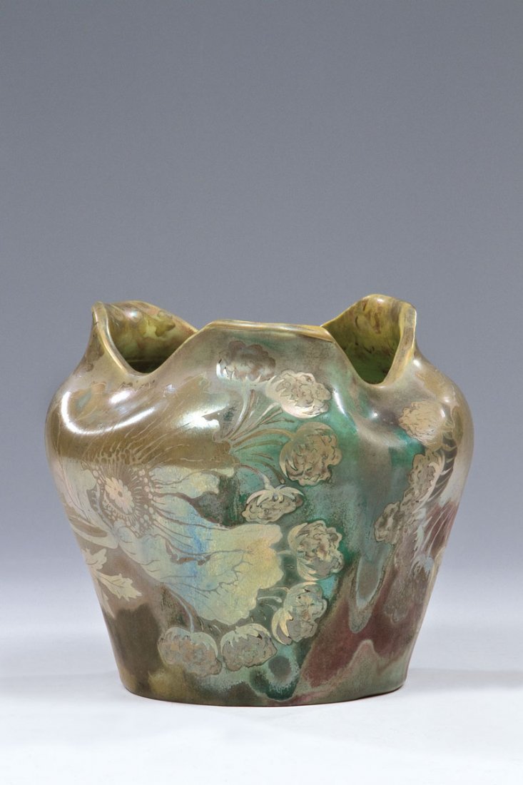 Vase: Vase Keller & Guérin, Lunéville, um 1900 Steinzeug. Matte und glänzende grau-grün-blaue Glasur mit partiell aufgetragenem Kupferlüser. Sechsfach eingedrückte Wandung, dreipassige Mündung. Unter