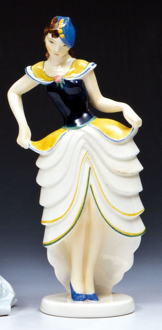 Modedame: Modedame Claire Weiss (Entwurf), Rosenthal, 1936 Auf Ovalsockel. Steingut. Bunt glasiert. Rest. Unterseite bez.: CLÄRE WEISS, unterglasurschwarzer Manufakturstempel, X 58 (eingestempelt). H. 29,5 cm