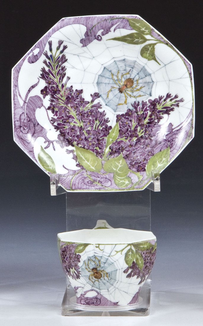 Tasse mit Untertasse: Tasse mit Untertasse Haagsche Plateelbakkerij Rozenburg, Den Haag, 1913 - Dekorentwurf: Samuel Schellink Eierschalenporzellan, bunt glasiert in Lila-, Gelb-, Grün-, Rotbraun- und Grautönen. Umlaufen