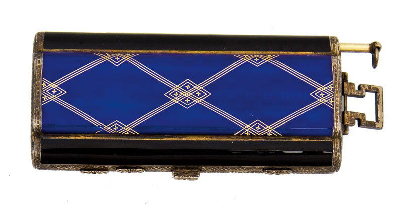 Guilloché-Email-Schminketui: Guilloché-Email-Schminketui Schweden, um 1900 Silber, vergoldet. Längsrechteckige, leicht gewellte Form. Auf der Wandung blaues und schwarzes Transluzidemail über guillochiertem Fond und geometrisc