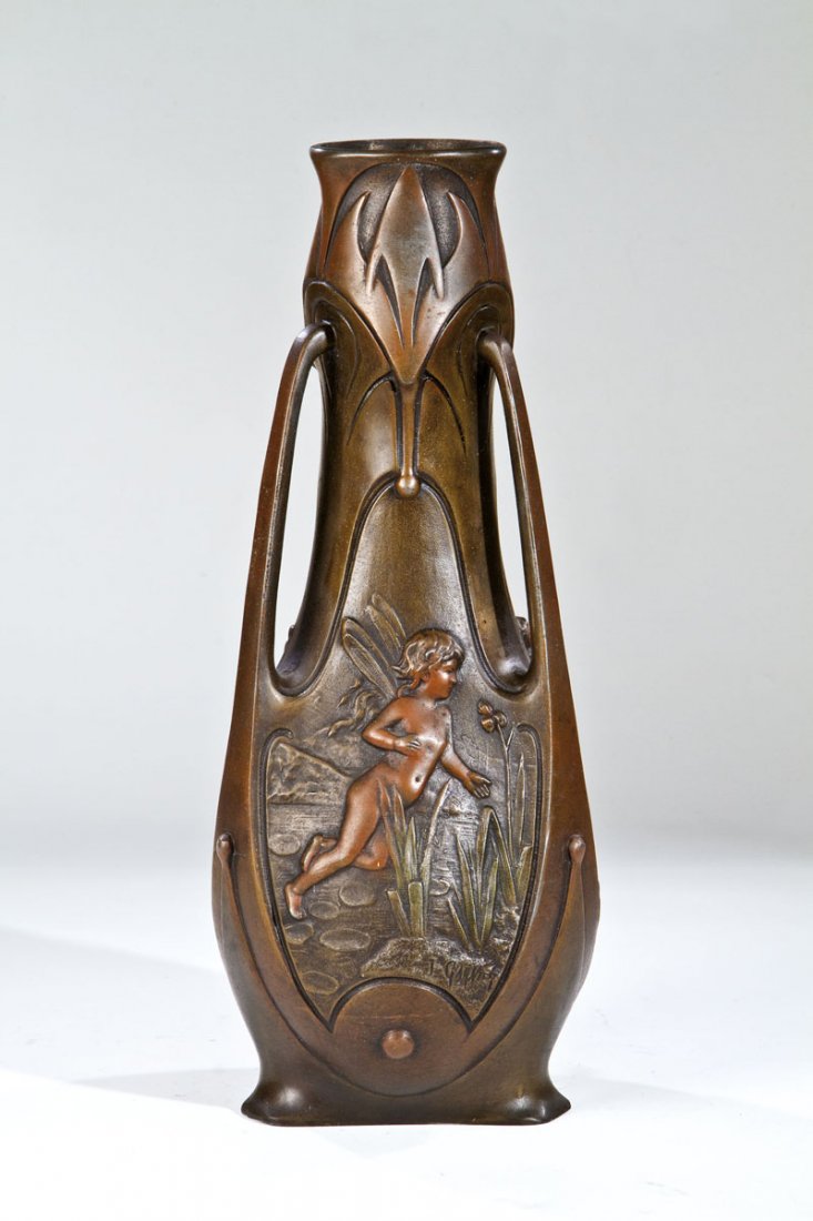 Jean Garnier (in der Art von): Jean Garnier (in der Art von) Frankreich, 20. Jh. Vase. Metallguß, braun patiniert. Drei Bildfelder mit märchenhaftem Inhalt, jeweils unten rechts bez. ''J. Garnier''. H. 38 cm Jean Garnier (in der