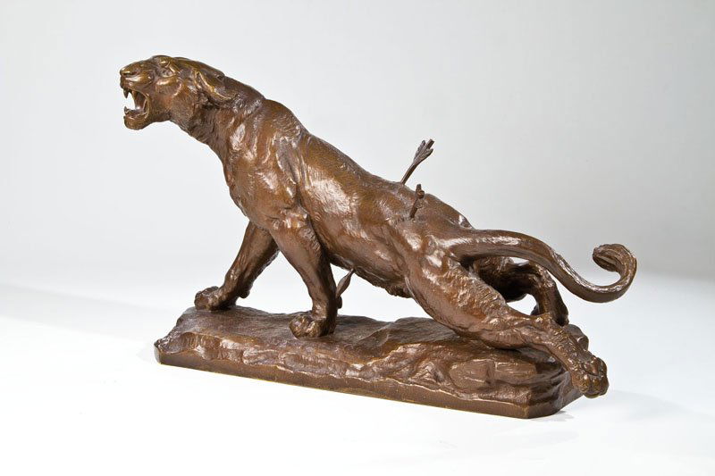 Charles Valton: Charles Valton Paris 1851 - 1919 Verwundete Löwin. Bronze, braun-golden patiniert. Auf naturalistischer Plinthe bez. ''C. VALTON'' und Gießermarke ''Siot-Decauville Fondeur Paris'' mit eingestempelt