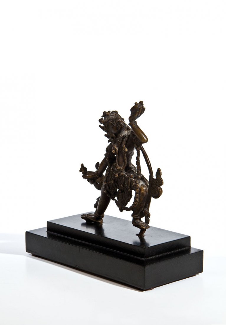 Sarvabuddha-Dakini: Sarvabuddha-Dakini Nepal, 19. Jh. Bronze. Im Ausfallschritt nach links stehend, die Krone mit fünf Schädeln sowie Schädel-Ketten tragend, in der linken Hand eine mit Blut gefüllte Schale und in de