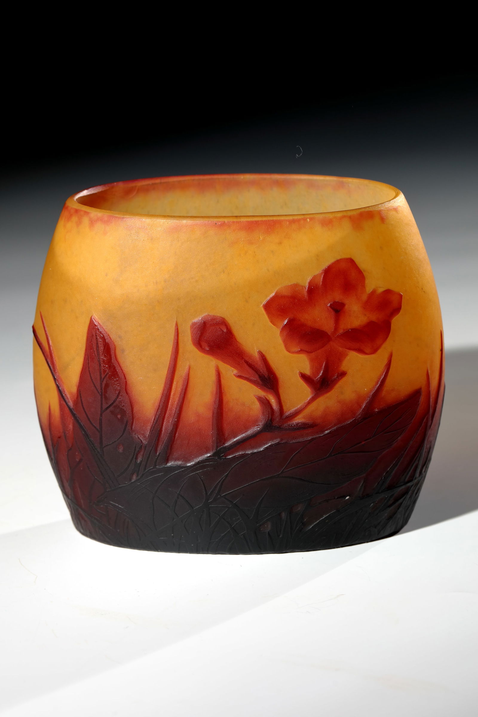 Small vase ''Fleurs de Tabac'': Small vase ''Fleurs de Tabac'' Daum Frères, Nancy, c. 1910 Colourless glass with orange-yellow powder inclusions, overlaid with red and violet on the outside. Etched decoration all around: tobacc