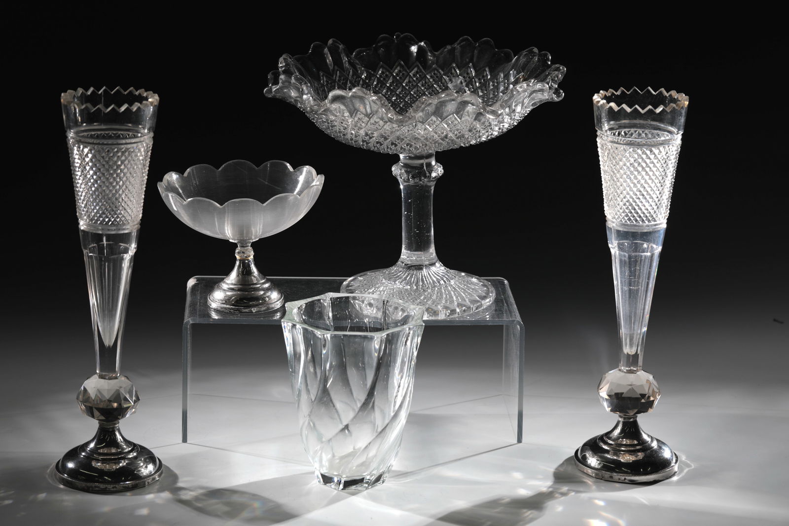 Mixed lot of five parts glass (1 of 1)