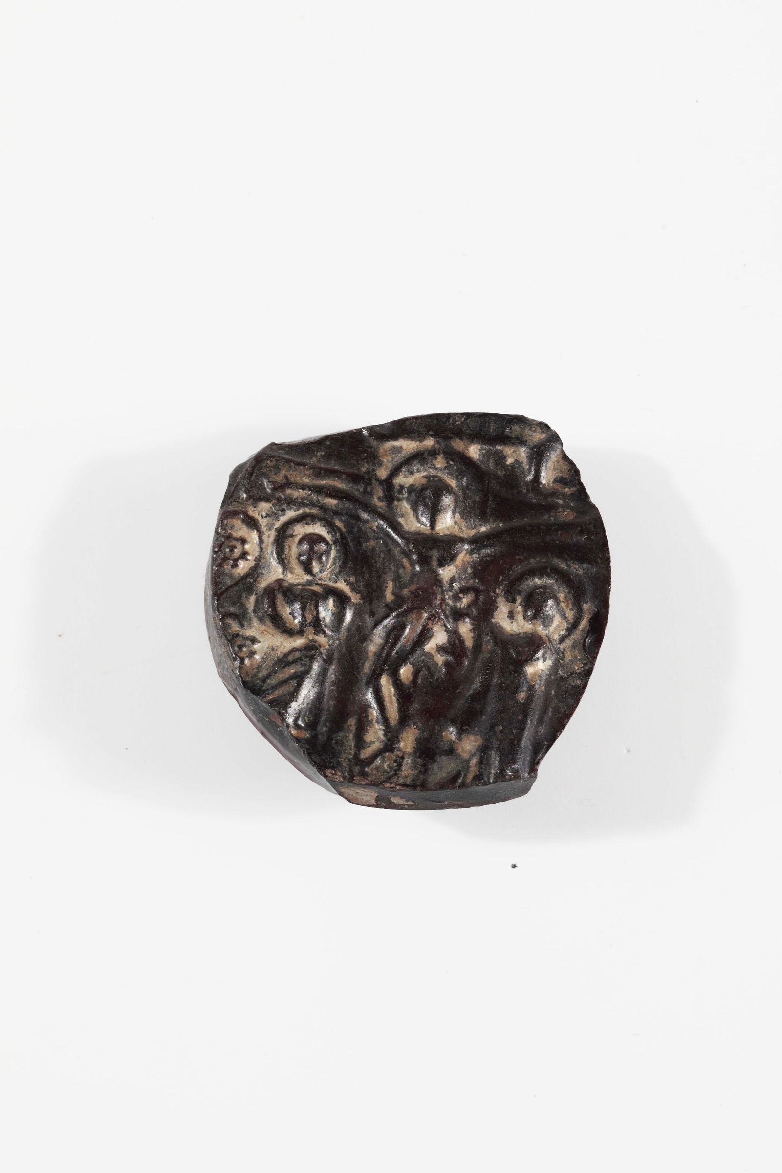 Gothic seal with crucifixion scene, 12th-13th century, reddish-brown glass. Relief depiction of the: Gothic seal with crucifixion scene, 12th-13th century, reddish-brown glass. Relief depiction of the crucifixion scene. D. 3 cm