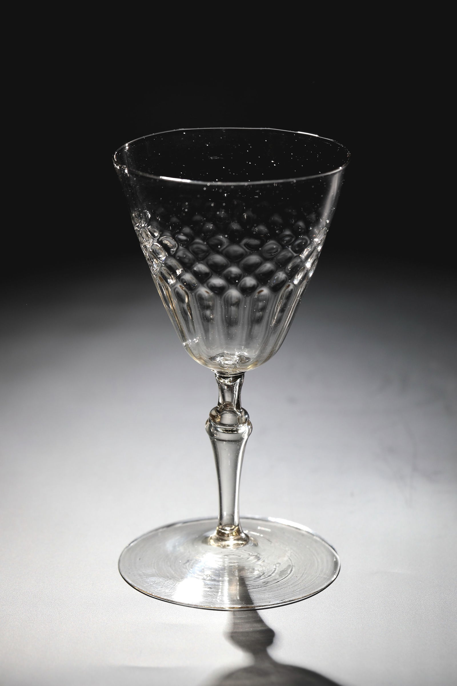 Drinking glass: Drinking glass Façon de Venise, Belgium, Liége, 17th / 18th century Thin-walled, brown-tinged glass. Disc base with tear-off. Finely laced hollow baluster shaft. Conically widened cuppa with