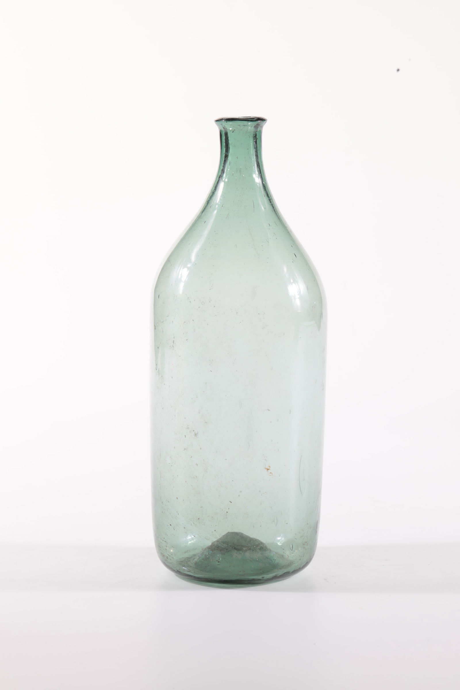 Bottle: Bottle of Lower Styria, Glashütte Wotsch, Königsbrunnen Rohitsch, 18th century Light green, slightly streaky and blistered glass. Slightly raised floor with tear-off. H. 22 cm