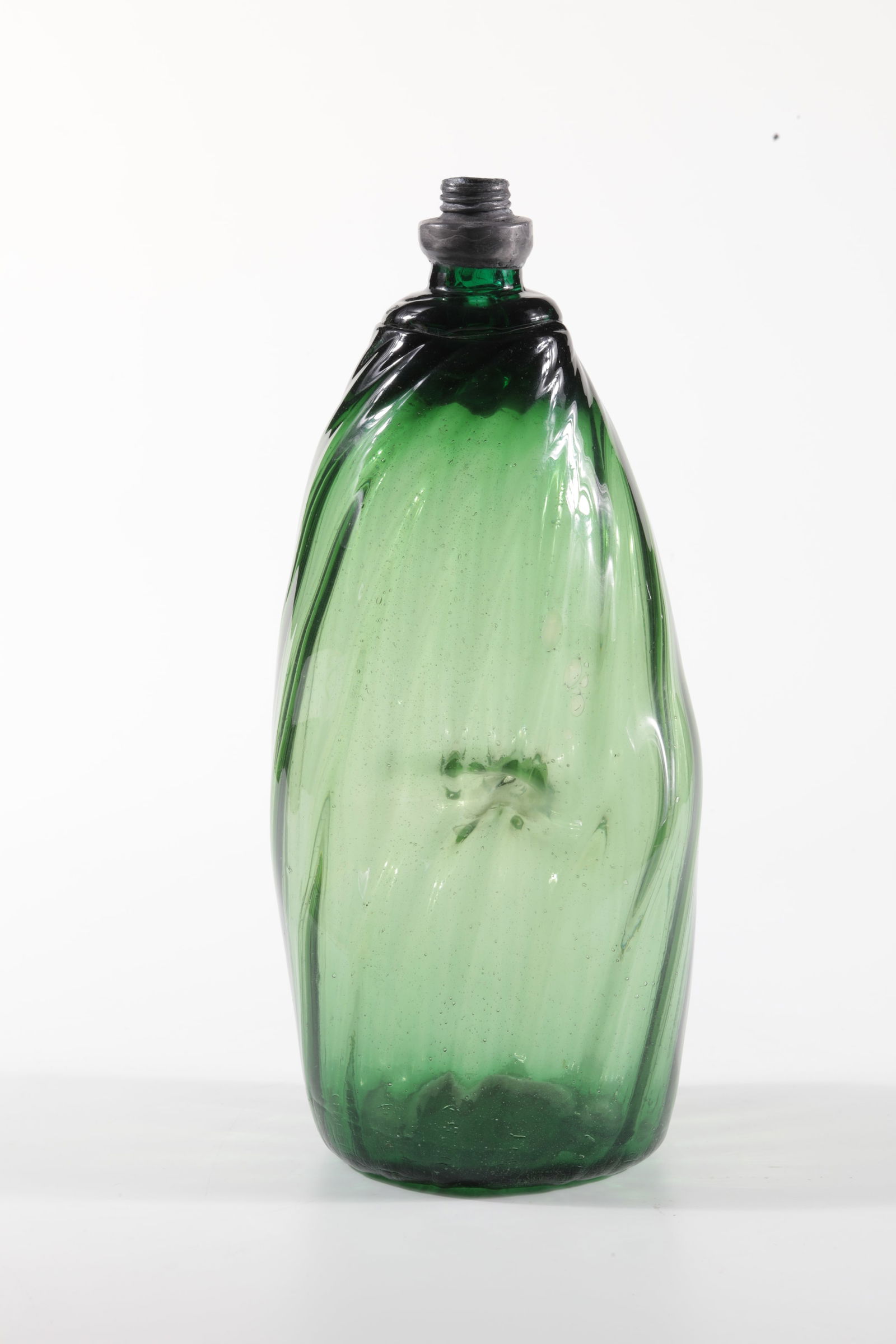 Navel bottle with tin mount: Navel bottle with pewter mount Alpine, 18th century Green, slightly obliquely blown glass with a raised base and demolition. In the middle of the navel pierced on both sides. H. 26.5 cm Cf. Lit.: