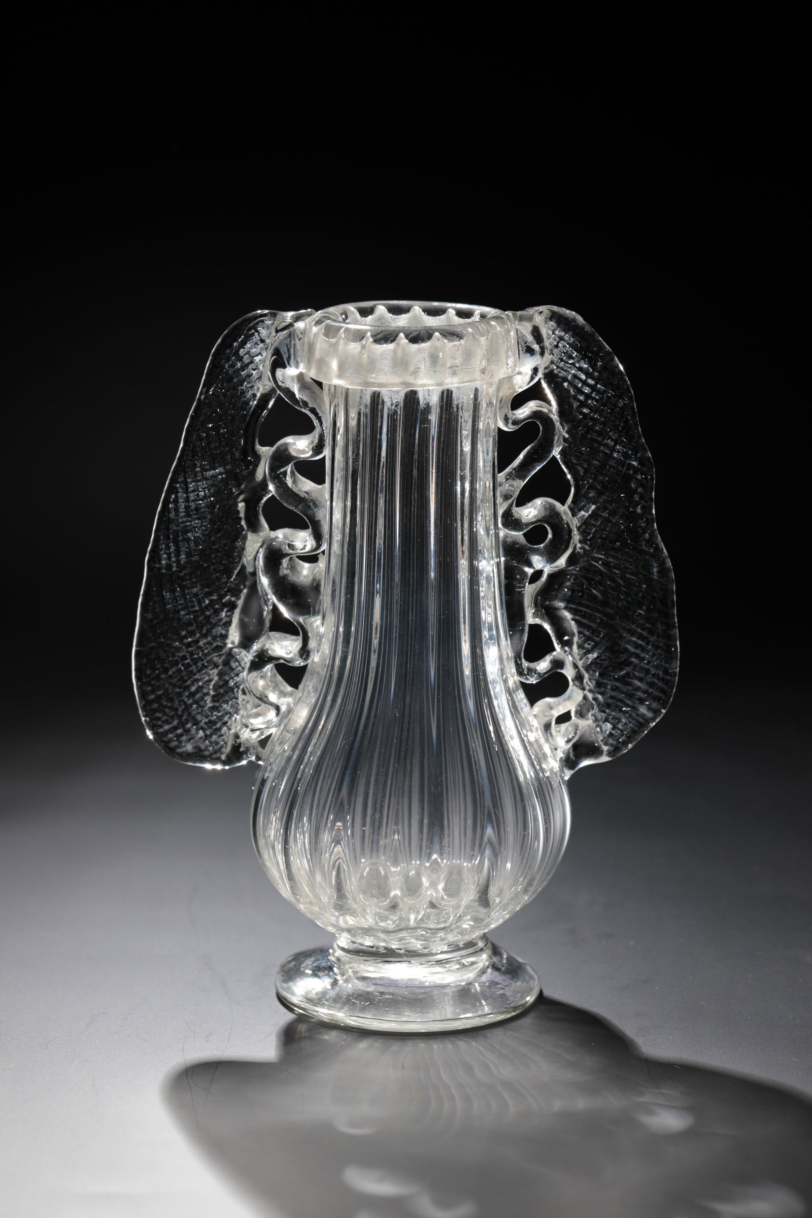 Winged vase, so-called altar vase: Winged vase so-called altar vase German, Allgäu, Alt Eisenbach, around 1800 Colourless glass with tear-off. Compressed stance, bulbous, ribbed wall with the edge of the lips folded outwards. Corrugat