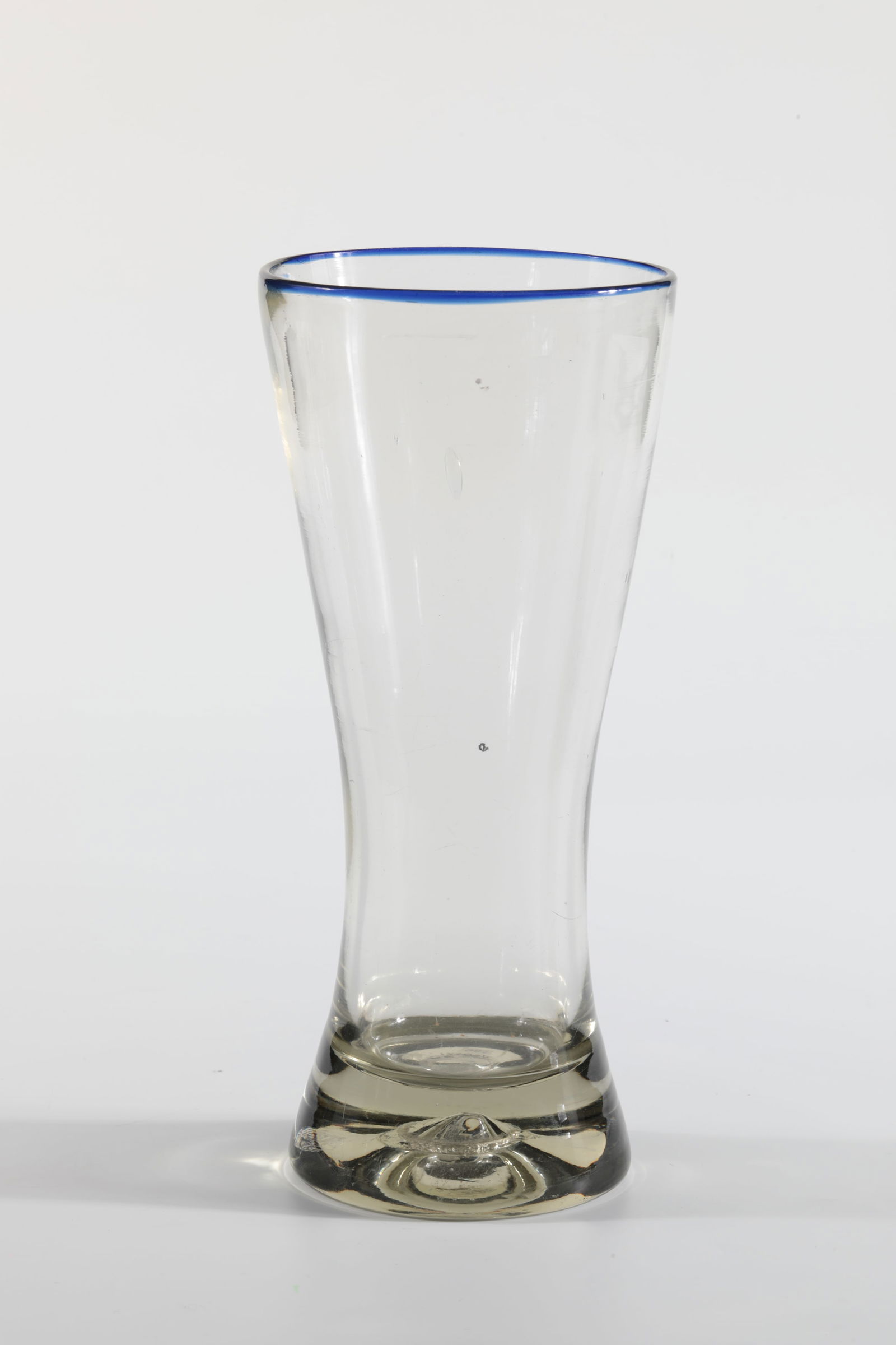 Blue-rimmed rod: Blue-rimmed rod Northern Germany, probably Baruth, after 1871 Colorless, slightly smoky glass with tear-off. Massive stand. Club-shaped wall. Muzzle rim with cobalt blue glass overlay. H. 21 cm Cf. Li