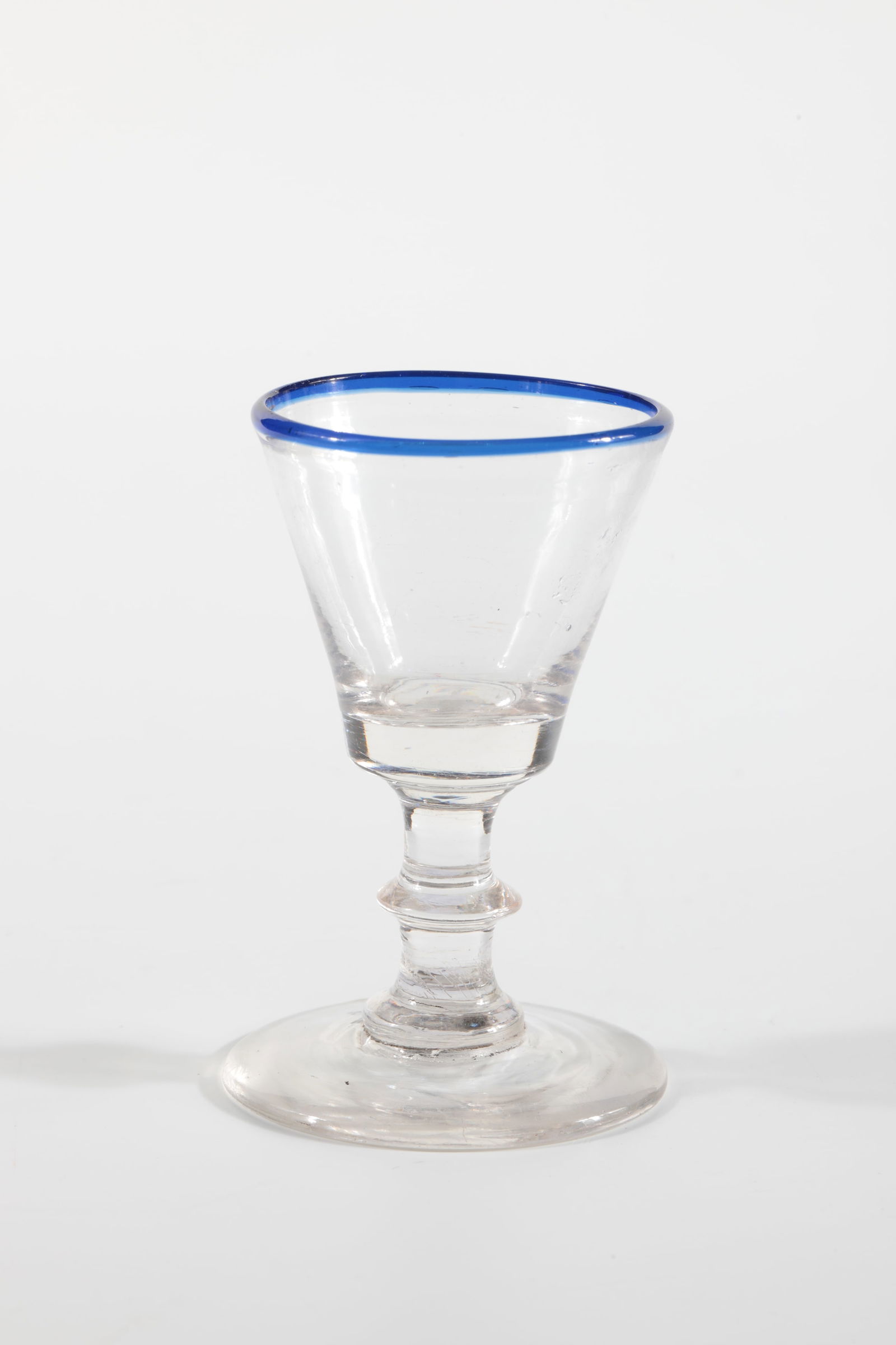 Small Chalice: Small chalice Lauenstein, A. 19th century Colourless glass with tear-off. Disc base. Stock with disc nodus. Conically widened cuppa. Muzzle rim with cobalt blue glass overlay. H. 8 cm Cf. Lit.: Form