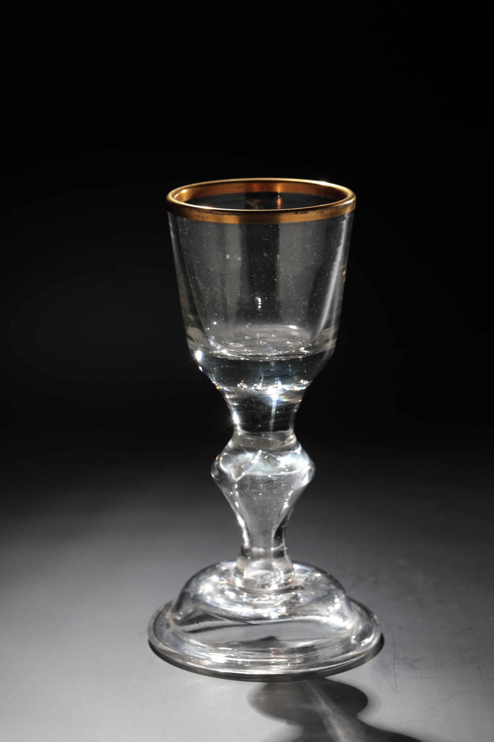 Goblet glass: Goblet glass Lauenstein, c. 1770 Colourless glass with ground out. Bell-shaped foot with the edge turned downwards. Baluster shaft with pierced air bubble. In the massive base of the kuppa, seven pier
