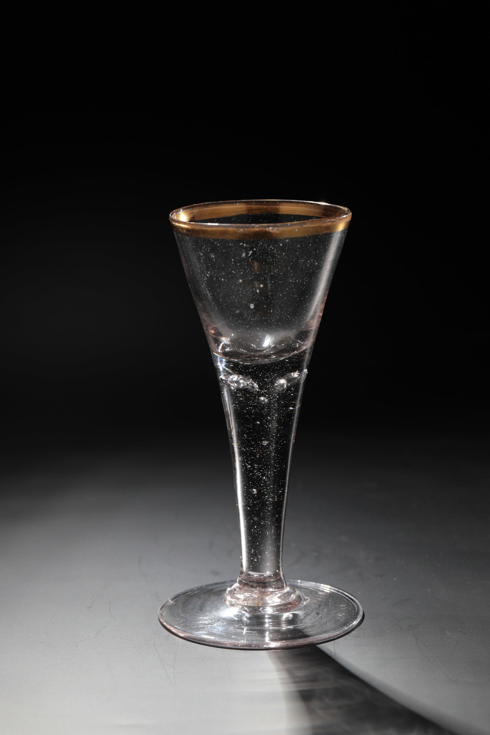 Goblet: Pointed chalice Schorborner Hütte, 18th century Colourless, slightly greyish glass. Disc base with tear-off. Massive shaft merging into conically widened cuppa. In the base of the cuppa, seven