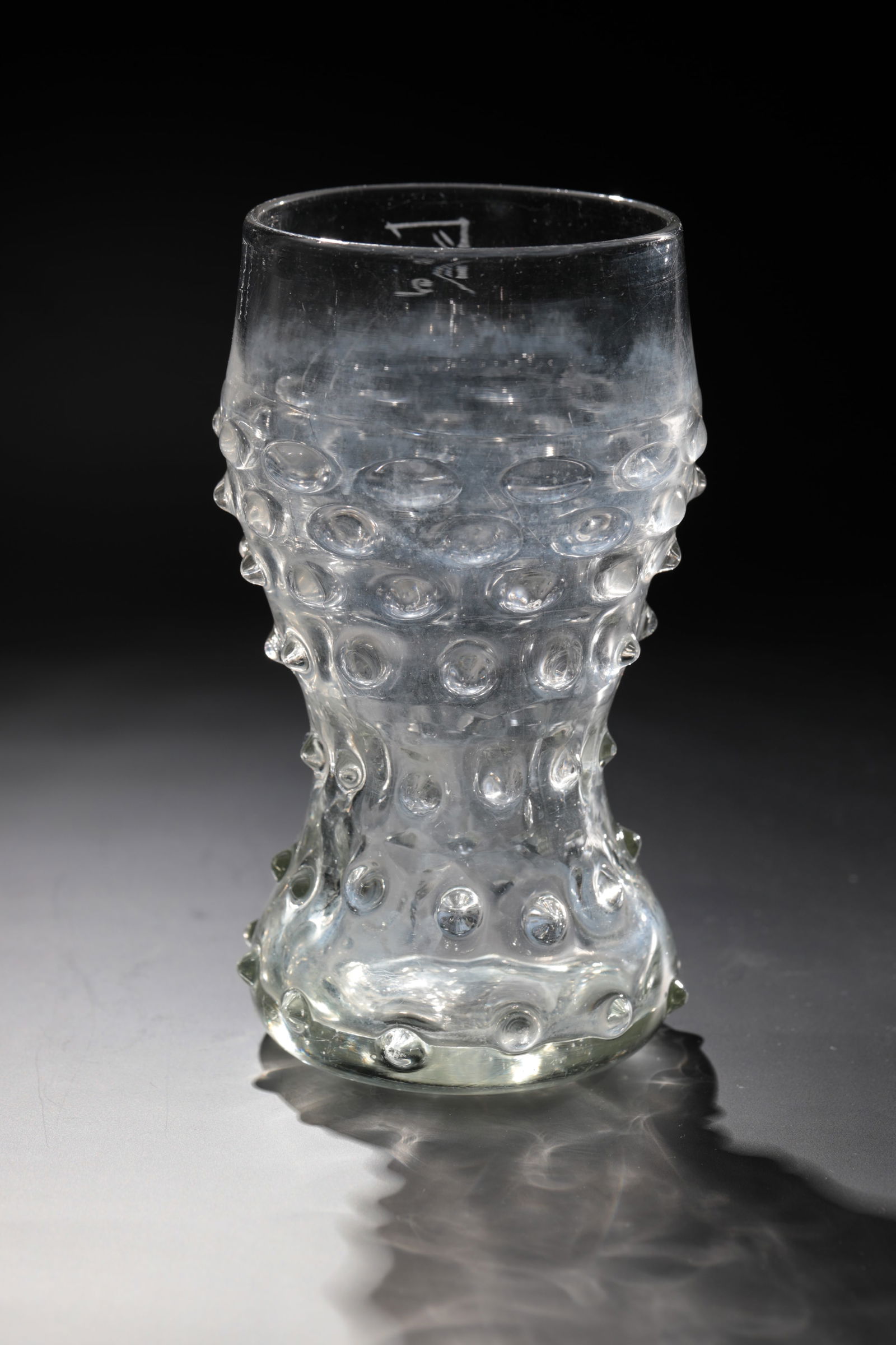 Club cup with wart decoration: Club cup with wart decoration South German, 1st half of the 19th century. Colorless glass. The wall is decorated with strong warts. Engraved calibration line ''1/2 L''. H. 16.2 cm