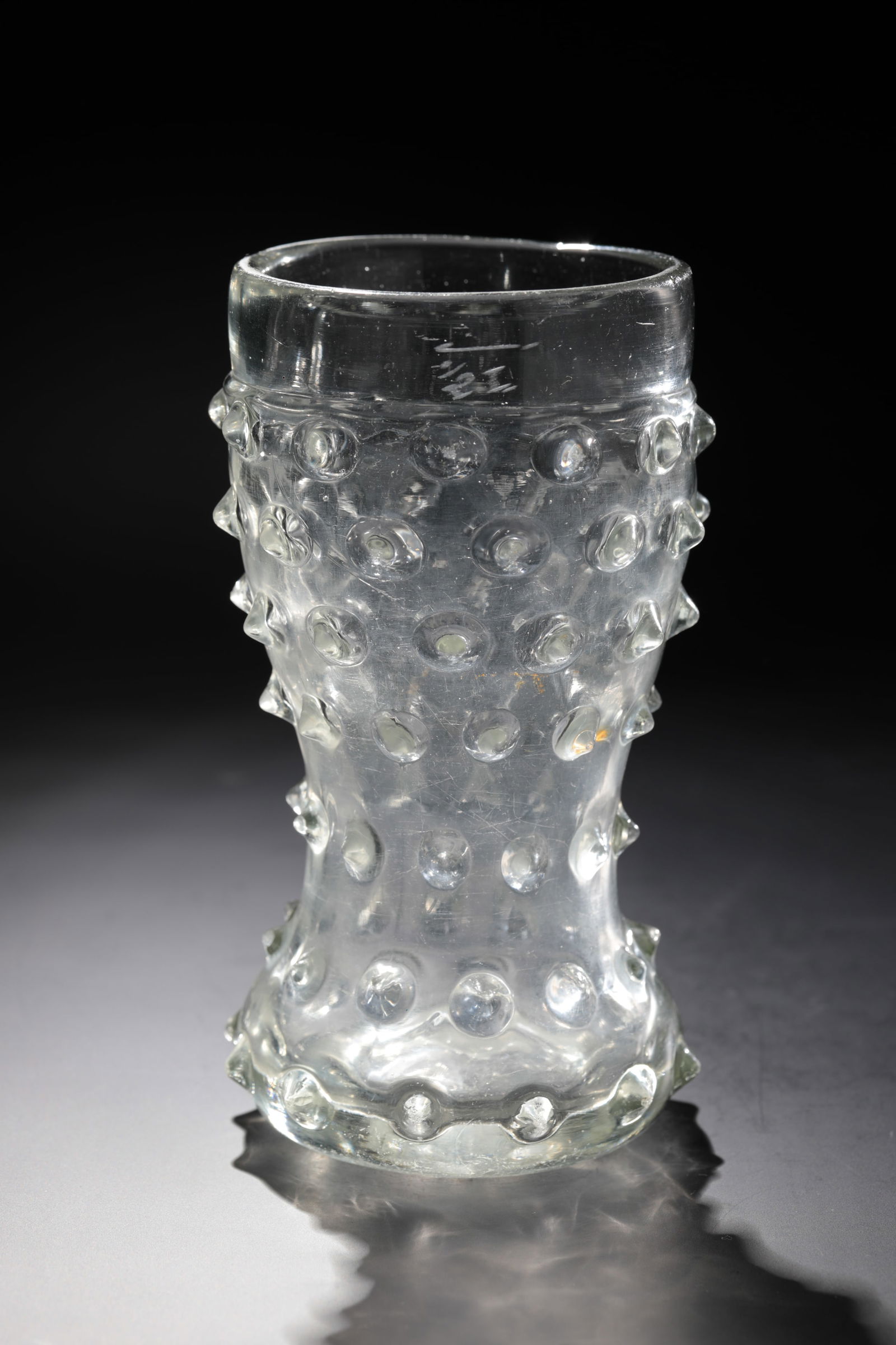 Wart cup: Wart cup South German, E. 18th century / A. 19th century Colourless glass with tear-off, retracted in the lower half. On the smooth edge of the lips slipped calibration mark ''1/2 L''. H. 16.5 cm
