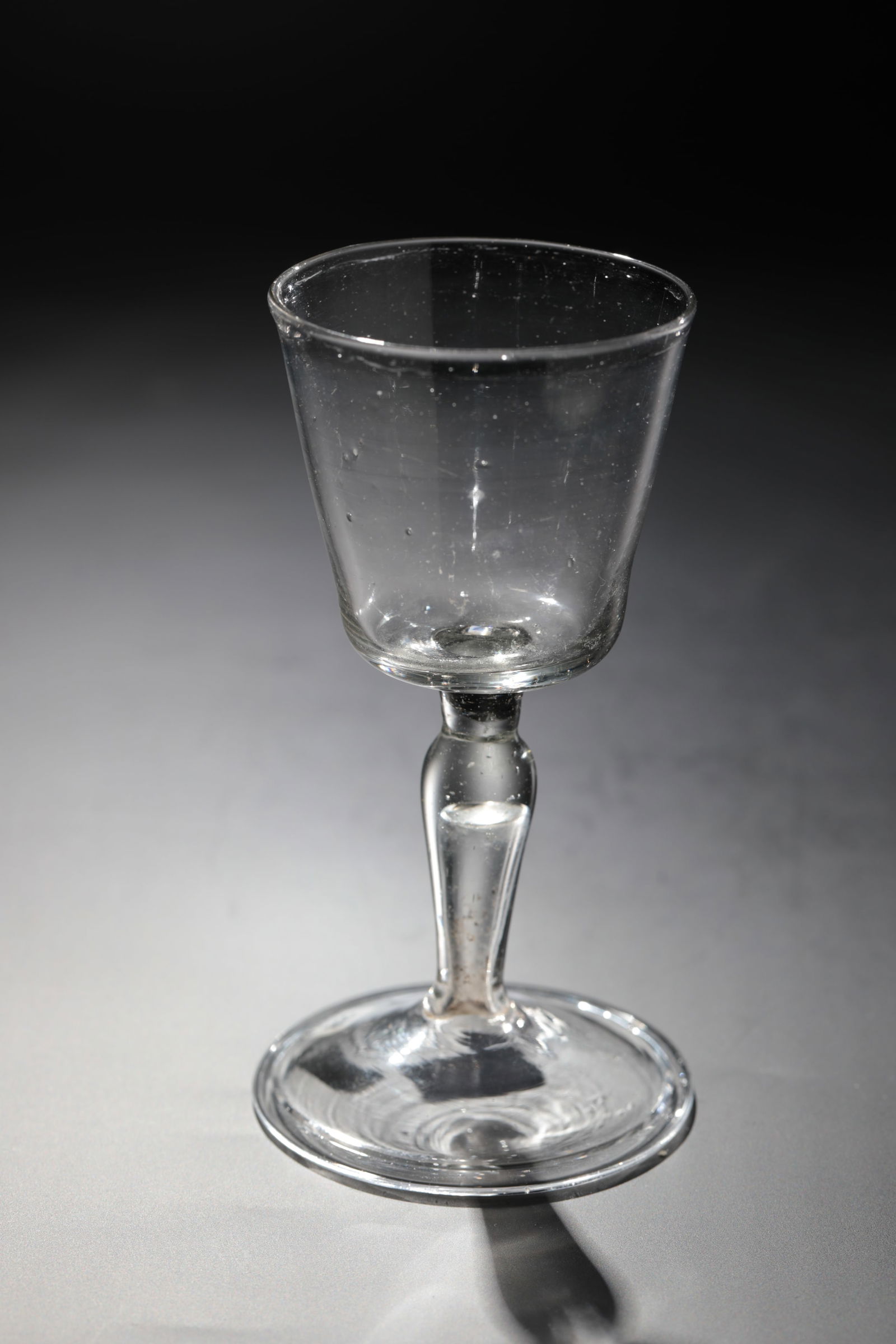Goblet glass: Goblet glass Northern Germany, 18th century Colourless glass with tear-off. Disc base with the edge folded downwards. Baluster shaft with pierced air bubble. Conically widened cuppa. h. 11.5 cm Cf.