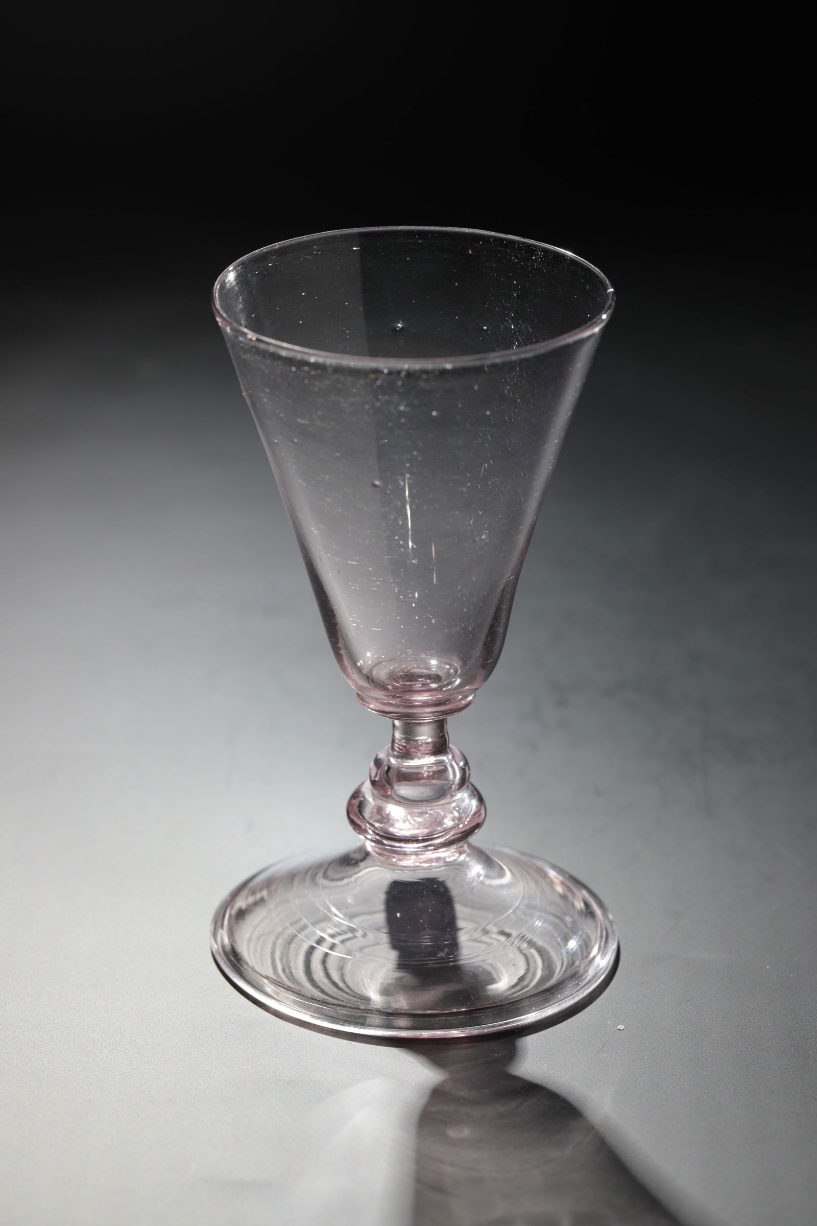 Goblet glass: Goblet glass, Germany, 18th century. Colourless, manganese-tinged glass with tear-off. Rising foot with the edge folded downwards. Constricted baluster shaft. Conically widened, thin-walled cuppa. H.