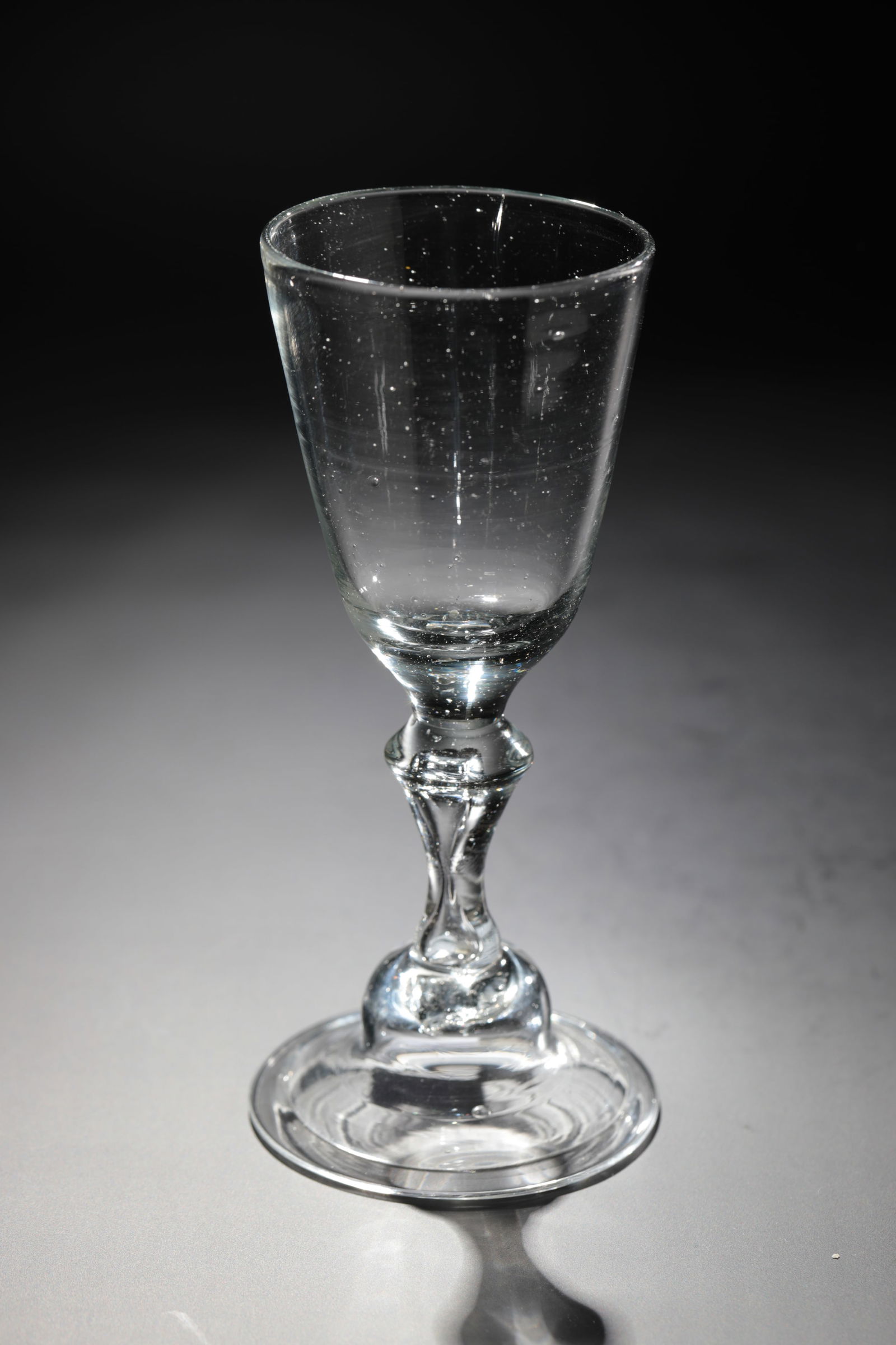 Goblet glass: Goblet glass Northern Germany, 18th century Colourless glass with tear-off. Shell foot with folded edge downwards. Baluster shaft with pierced air bubble. Bell-shaped cuppa. H. 14 cm