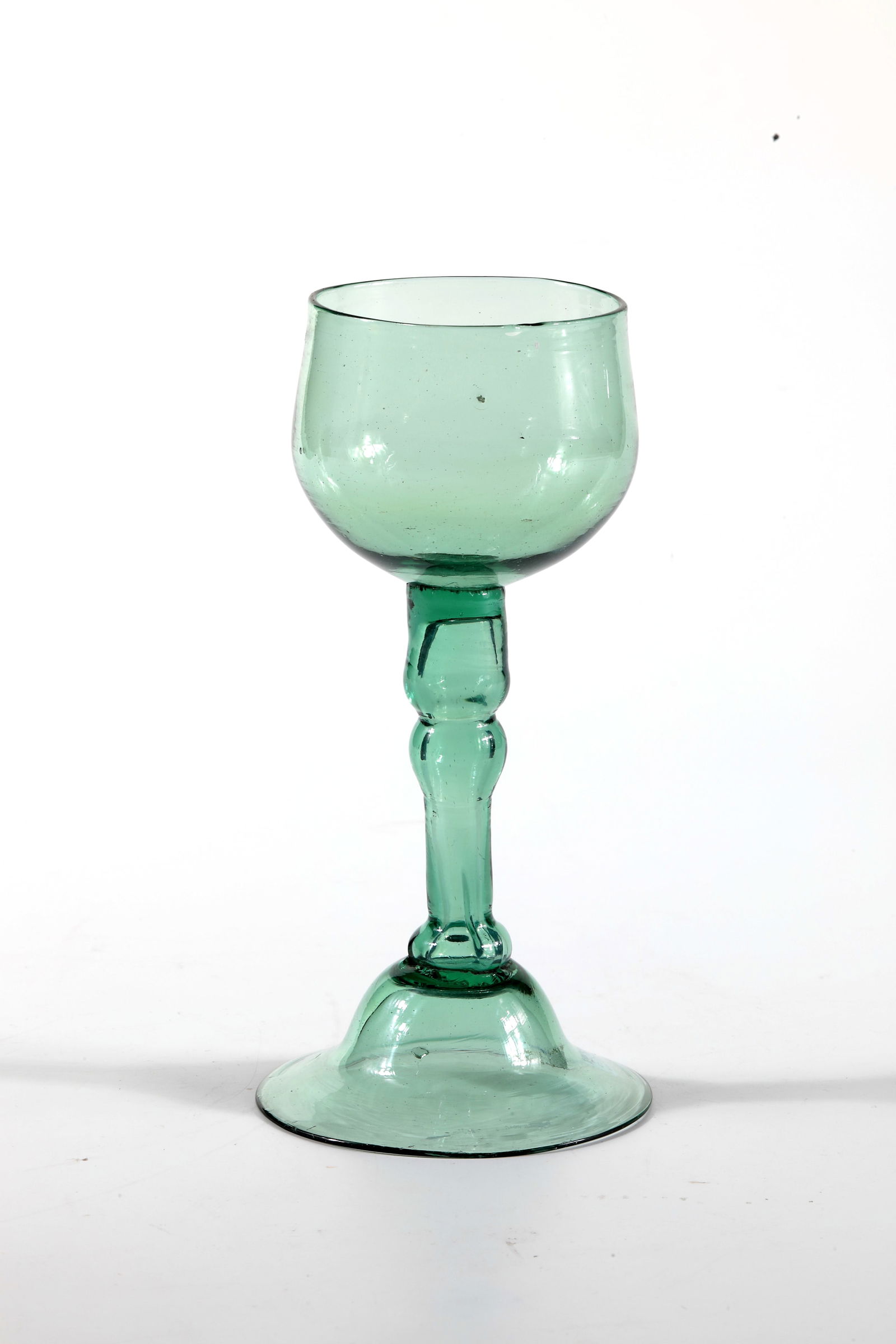 Romans: Römer Wohl England around 1800 Green glass with demolition. Shell foot. Hollow baluster shaft with a constriction. Bulbous cuppa with warmed muzzle rim. H. 15.2 cm