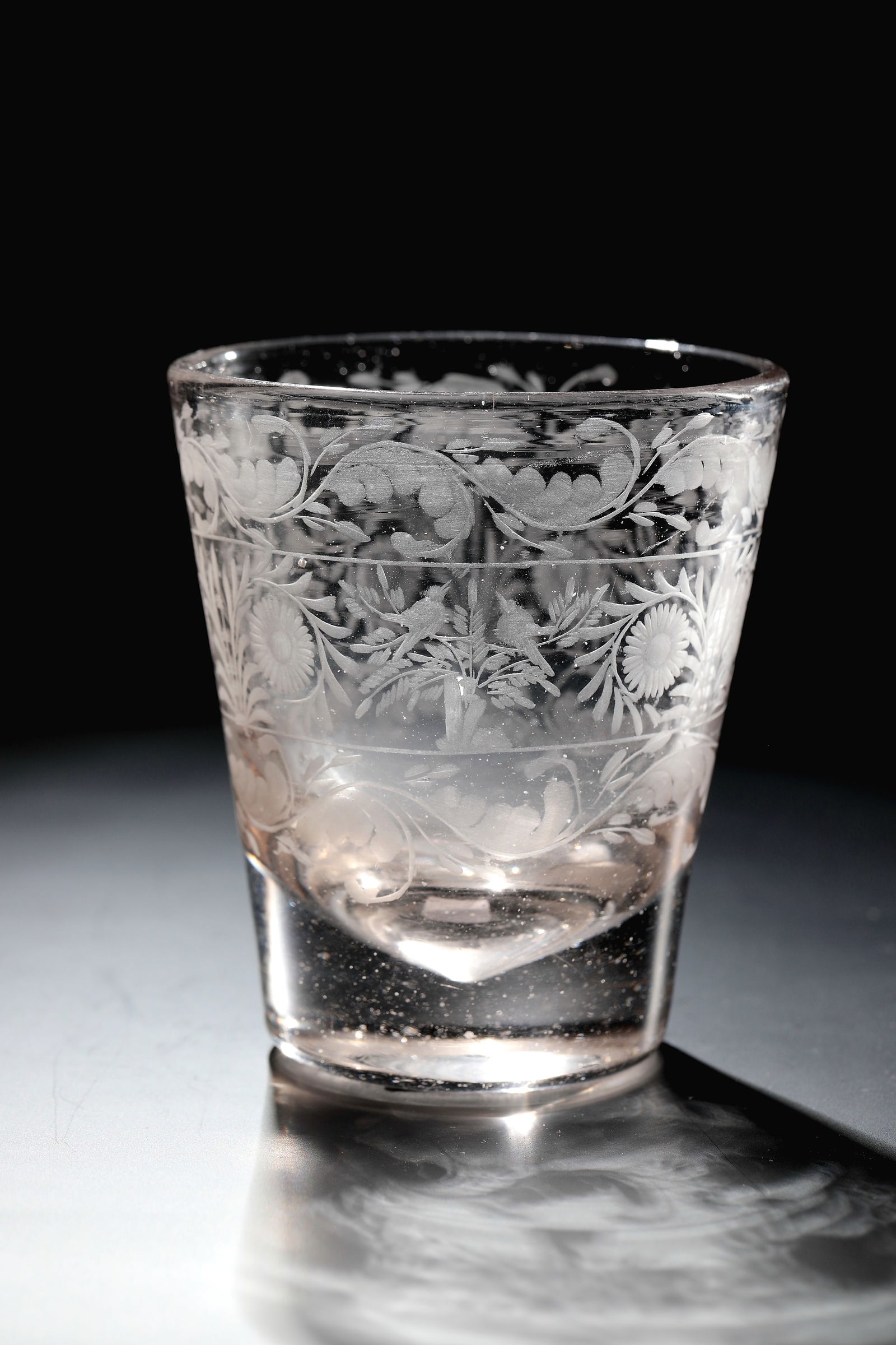 Mug with floral décor: Mug with floral decoration Brandenburg, 18th century. Slightly manganese-tinged glass. Solid stand with polished tear-off. Circumferential band on the conically widened wall with a depiction of a