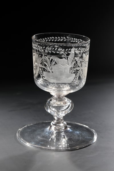 Cup: Goblet Giant Mountains, 18th century Colourless glass with tear-off. Large disc base with folded edge downwards. Hollow baluster shaft with disc nodi. On the bulbous Kuppa architectural staffage and a