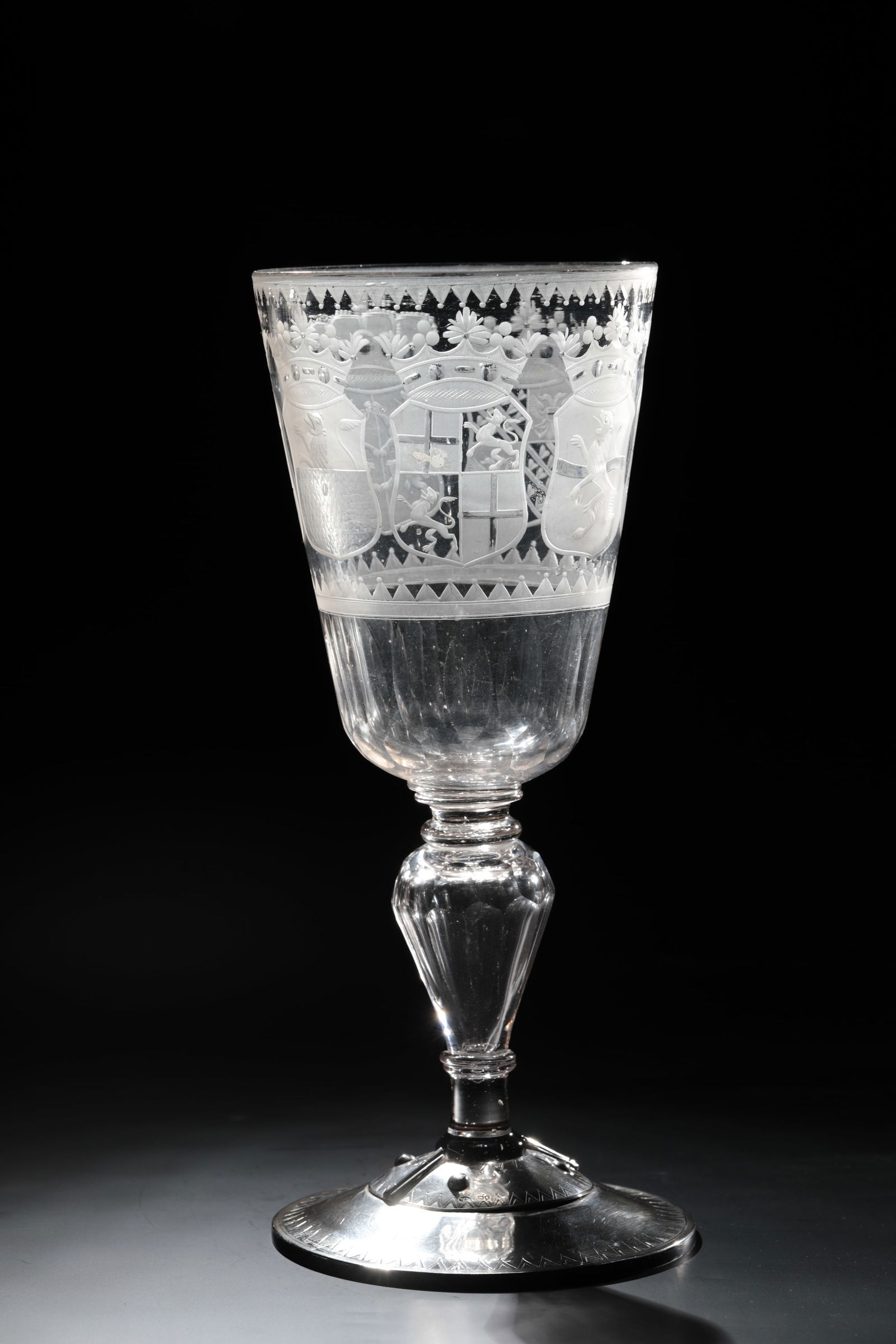 Grand cup with the coats of arms of the Dutch provinces: Large goblet with the coats of arms of the Dutch provinces of Central German, 2nd half of the 18th century. Disc base replaced by silver plate. Faceted baluster shaft. Faceted base of the conically