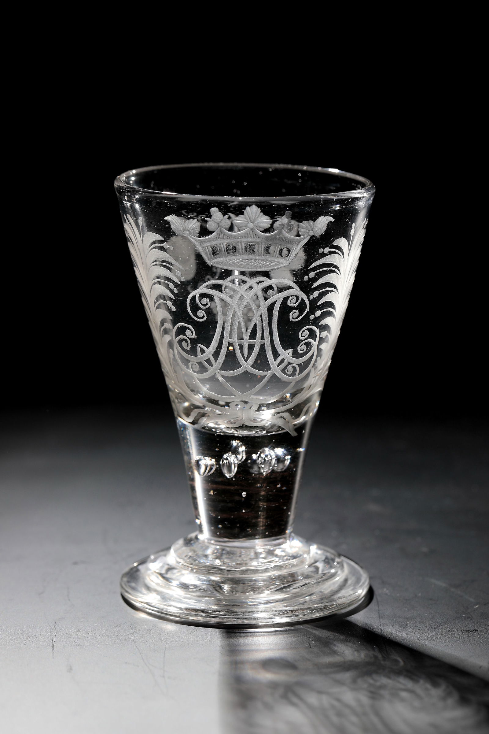 Goblet: Pointed chalice Lauenstein, 18th century Colourless glass with tear-off. Stepped disc base. Solid shaft with seven pierced air beads merging into conically widened cuppa. Frontal crowned mirror monogr