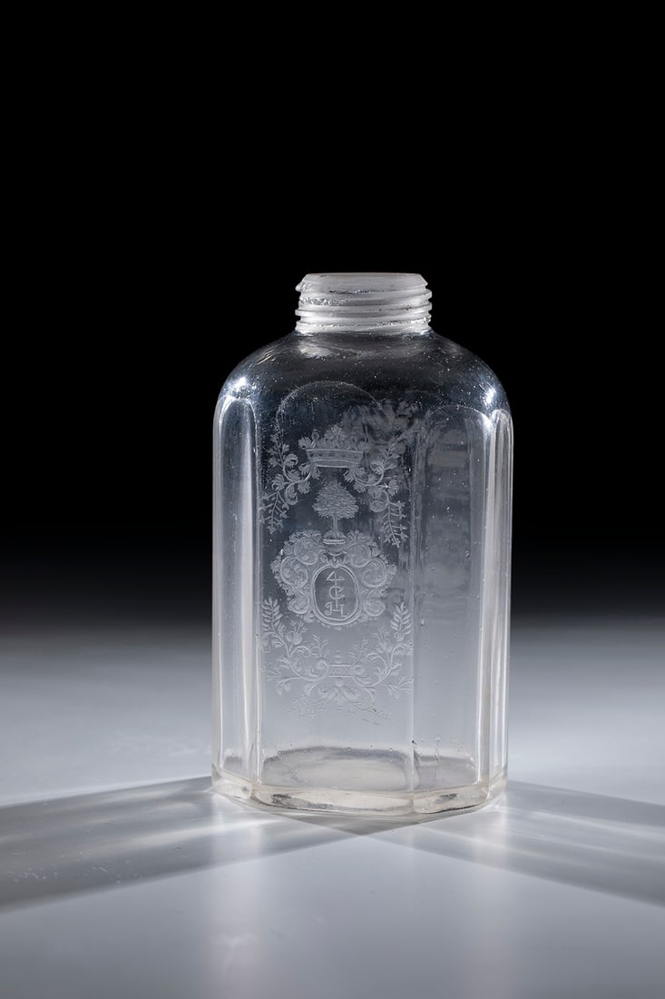 Screw-top bottle with coat of arms: Screw-top bottle with coat of arms of the Giant Mountains, 1st half of the 18th century. Rectangular wall in cross-section with bevelled corners and rounded shoulder. Frontal crowned coat of arms