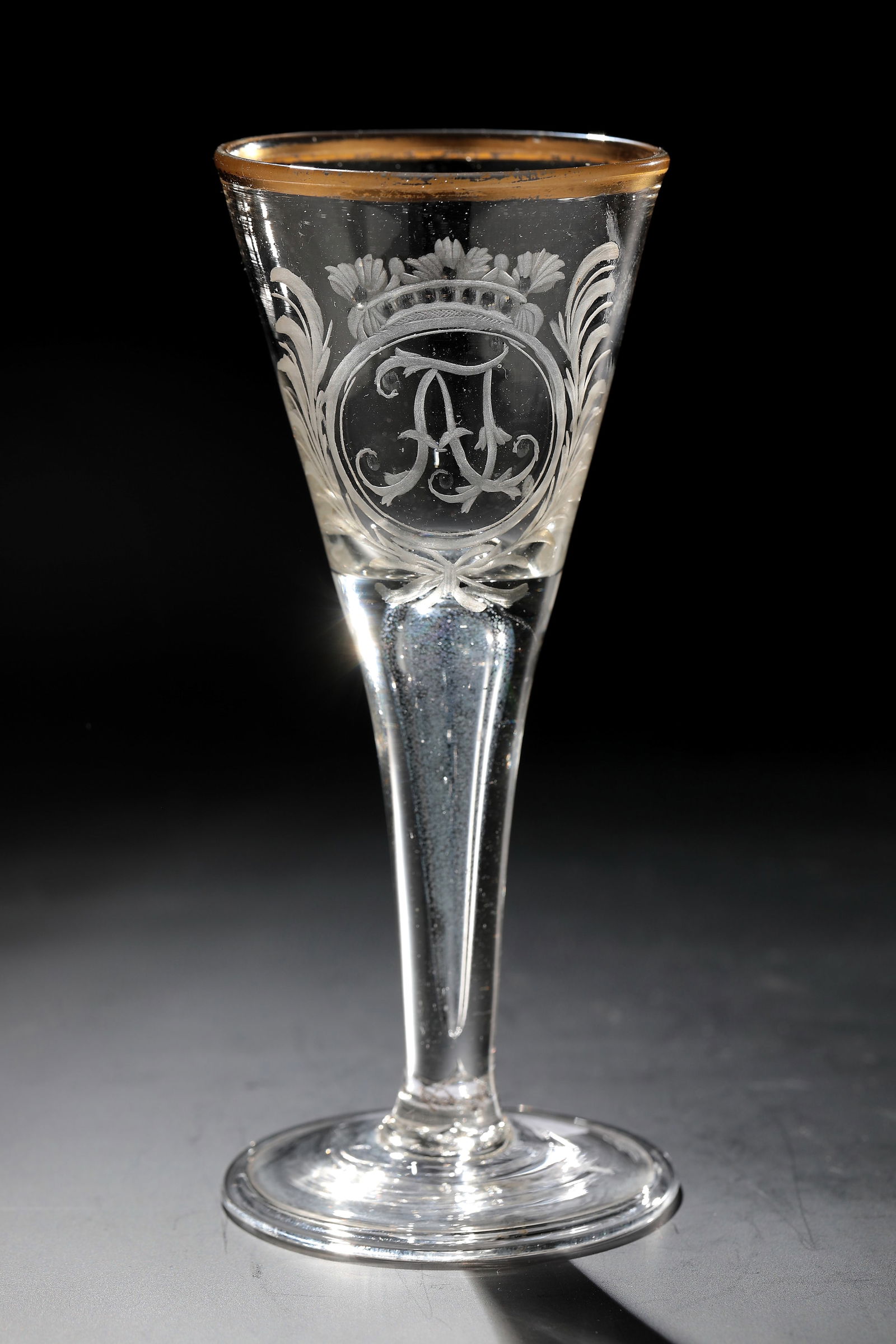 Goblet: Pointed chalice Weserbergland, 18th century Colourless glass with tear-off. Disc base with the edge folded downwards. Shaft with elongated, teardrop-shaped air bubble merging into conically widened cu