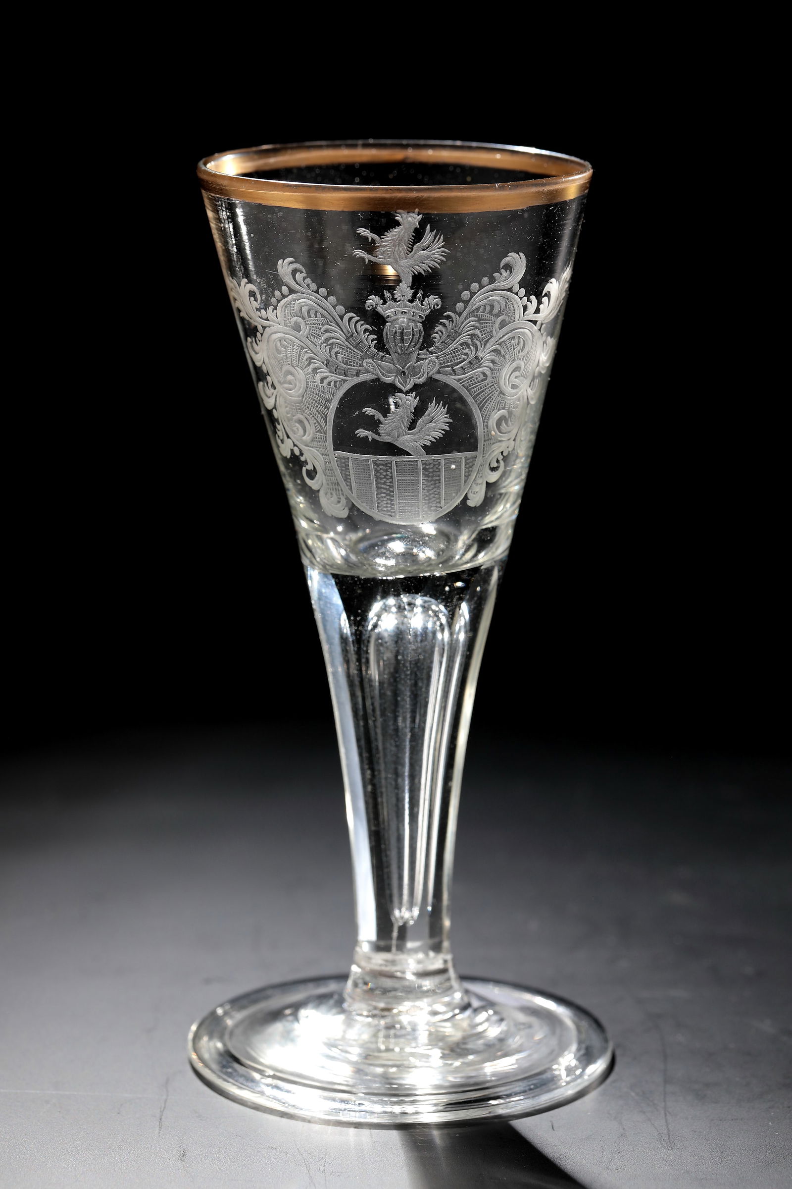 Goblet with North German coat of arms: Pointed chalice with North German coat of arms Weser Uplands, 18th century Colourless glass with tear-off. Disc base with the edge folded downwards. Faceted shaft with elongated air bladder. Conically