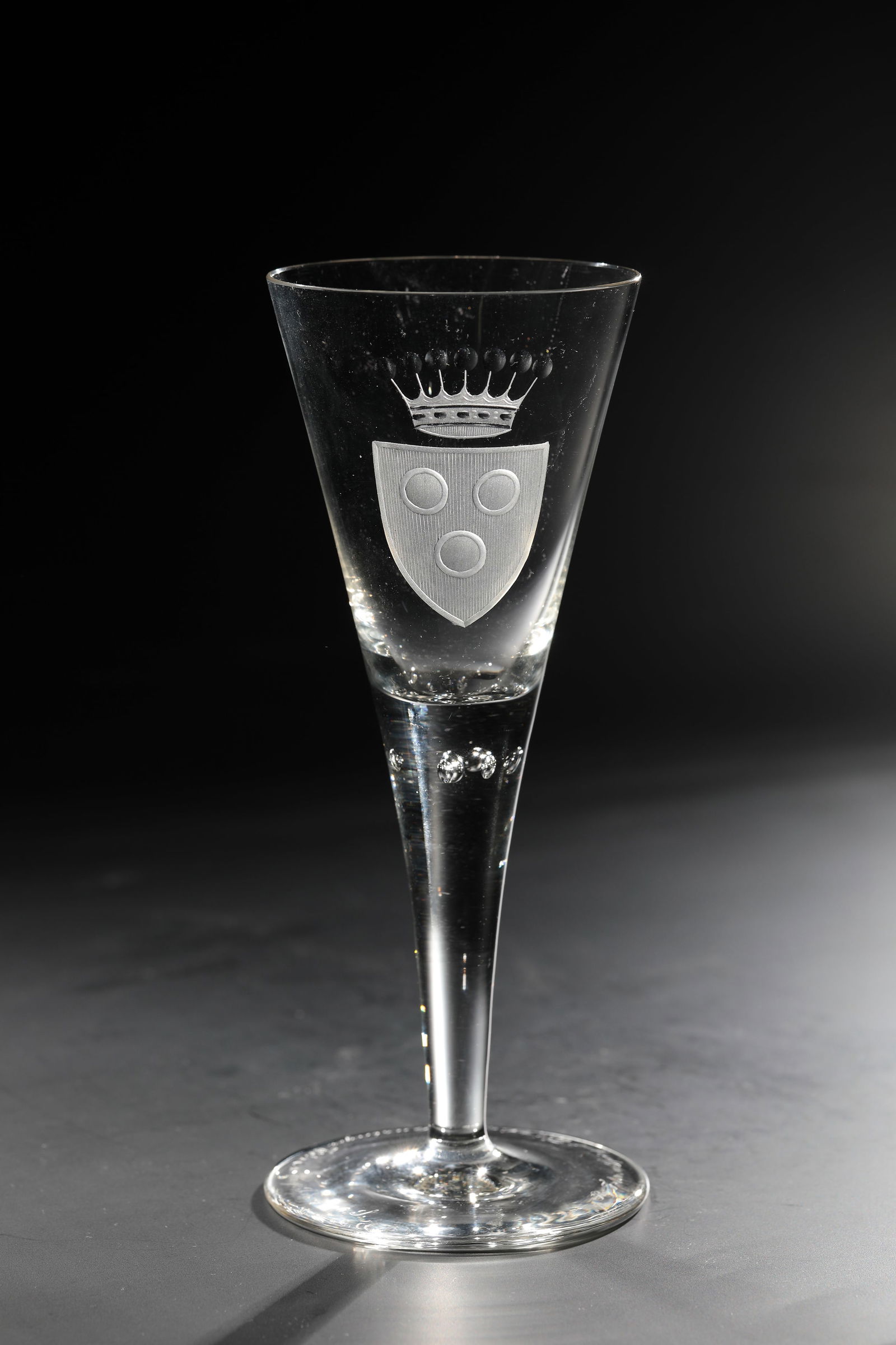 Pointed chalice with coat of arms of the Raban Freiherr von Spiegel von Spiegel von und zu: Pointed chalice with coat of arms of the Raban Freiherr von Spiegel von und zu Peckelsheim Weserbergland family, c. 1800 Colourless glass. On the upper side of the disc base diamond-torn student