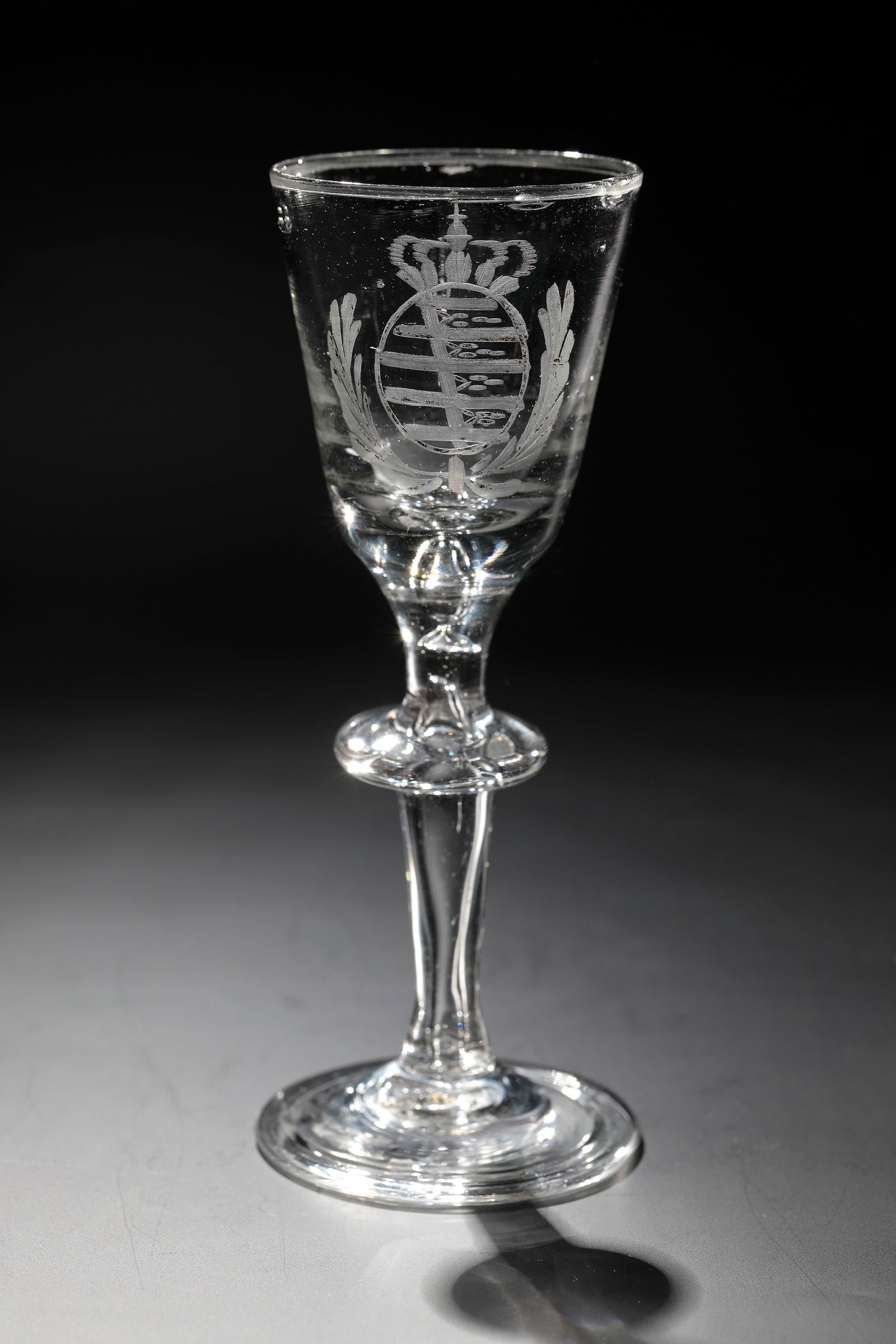 Cup with coat of arms of Saxony: Goblet with coat of arms of Saxon Saxony, 18th century. Disc base with the edge folded downwards. Hollow shaft with compressed nodus. Frontal on the bell-shaped cuppa with pierced air bubble cut, part