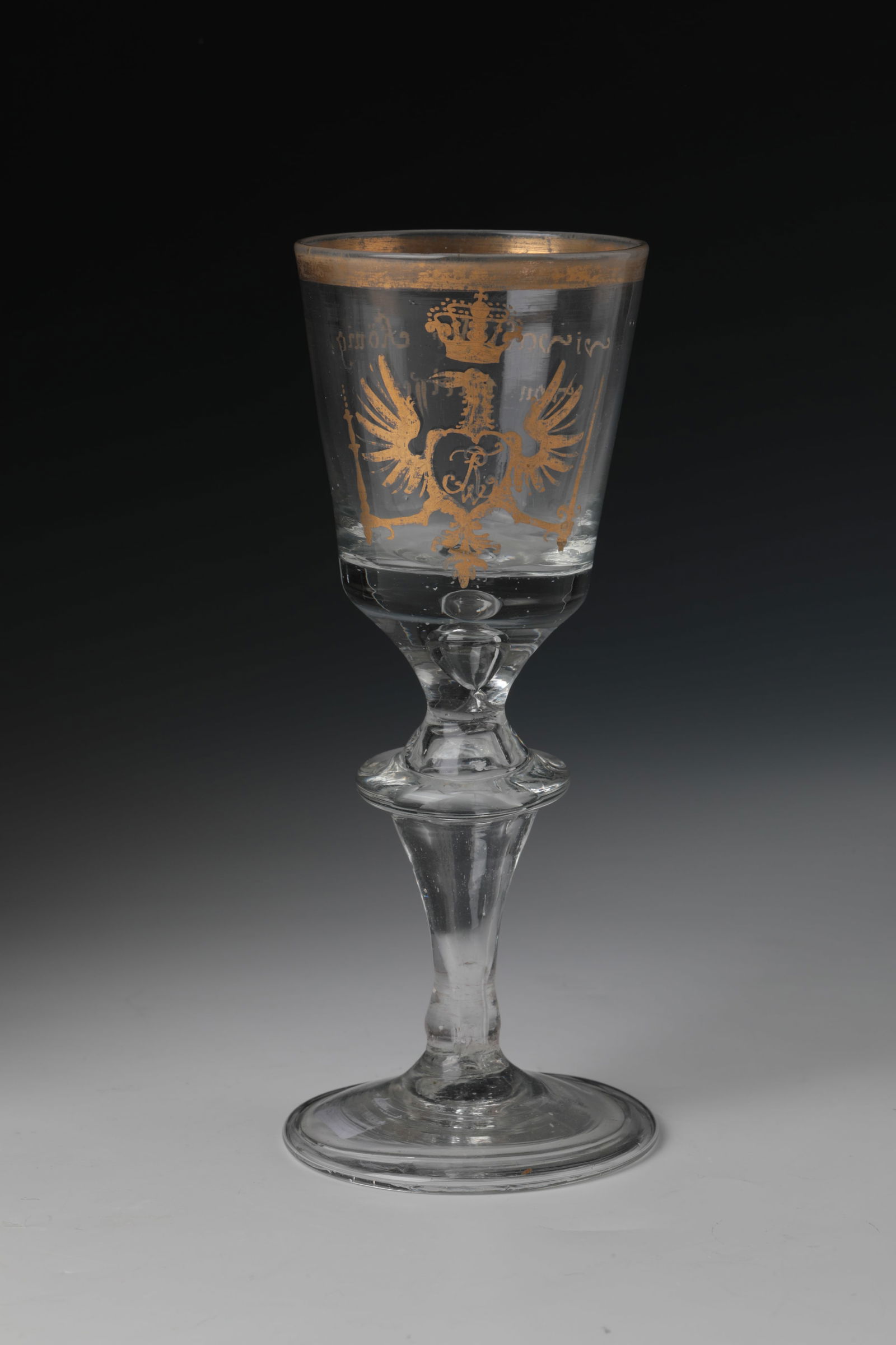 Cup with coat of arms: Cup with coat of arms of Thuringia or Saxony, M. 18th century. Disc base with the edge folded downwards. Compressed hollow shaft. Eagle crowned with sceptre and sword on the front on the bell-shaped c